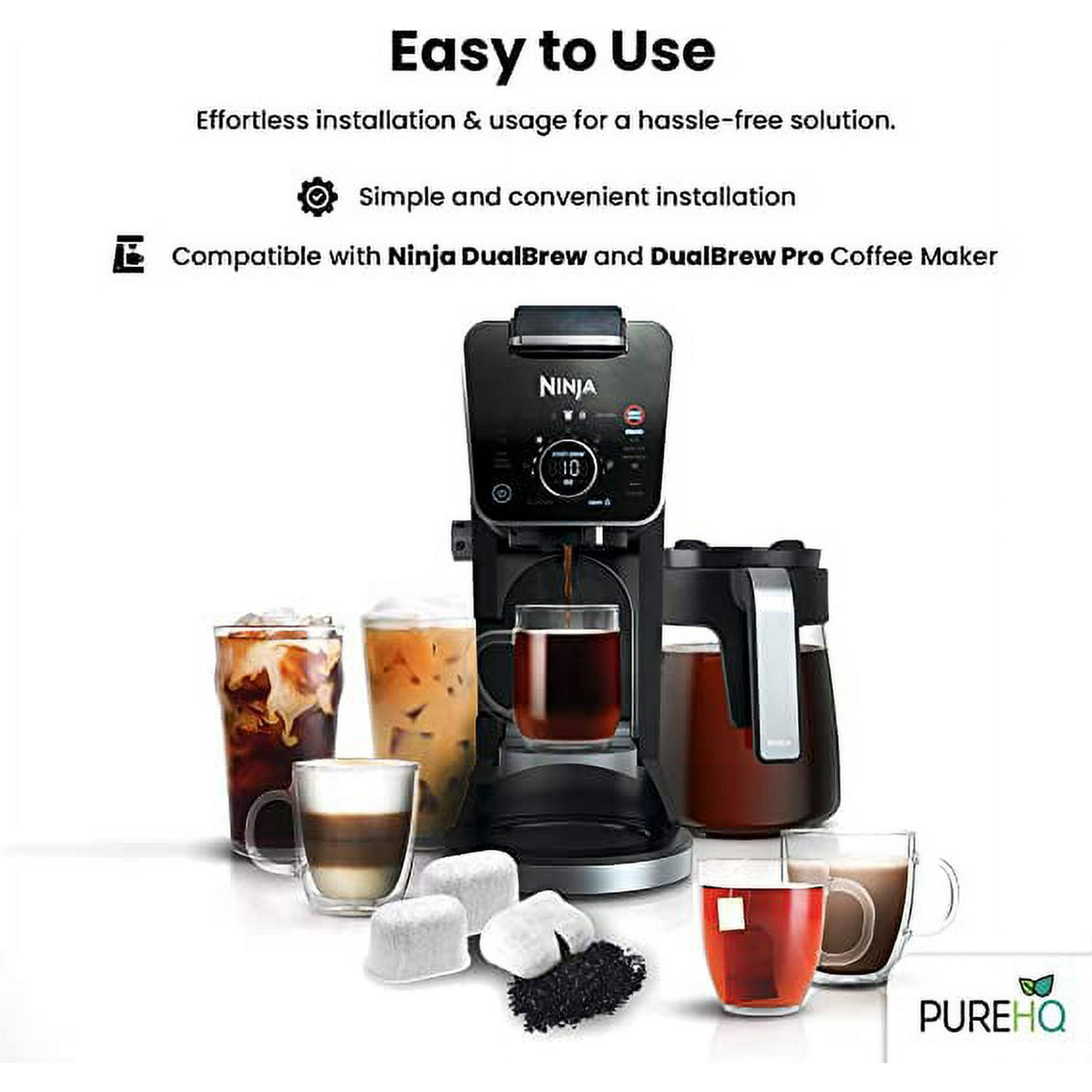 Eine Ninja-Kaffeemaschine brüht Kaffee. Getränke wie Kaffee, Latte und Tee werden angezeigt. Filter und Kaffeepulver sind vorne.