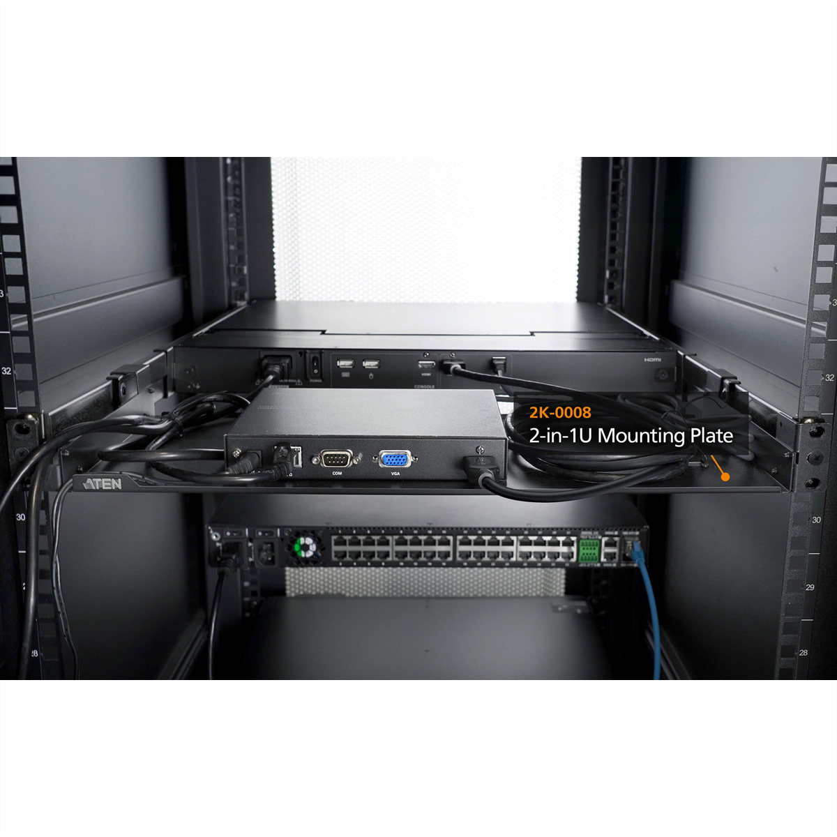 Un rack con apparecchiature di rete. Una piastra di montaggio nera 2-in-1U contiene un dispositivo nero con cavi e porte, e altri dispositivi.