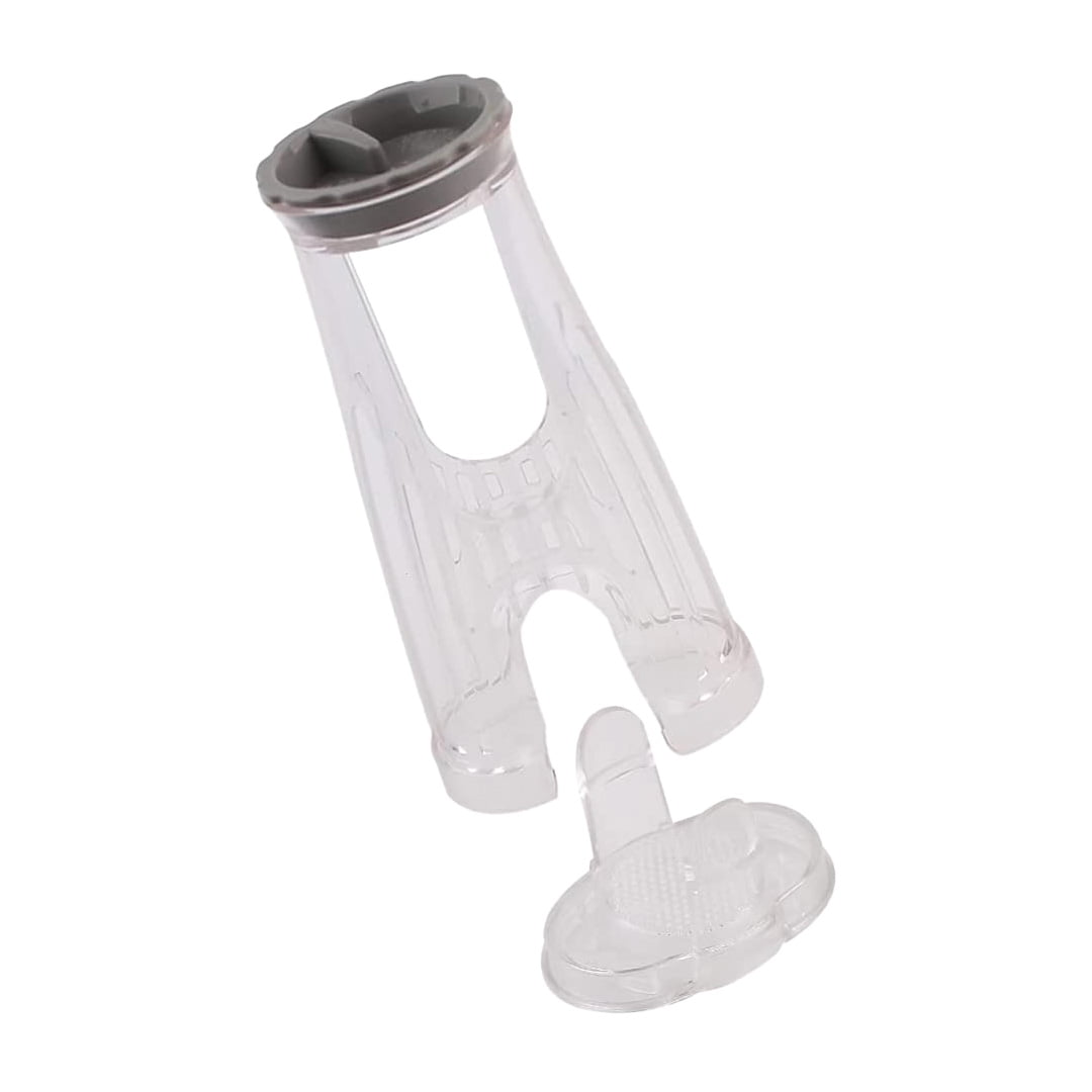 Ein durchsichtiges Plastikteil einer Babyflasche, zerlegt. Es hat einen grauen Deckel, einen transparenten Körper und eine separate Basis.