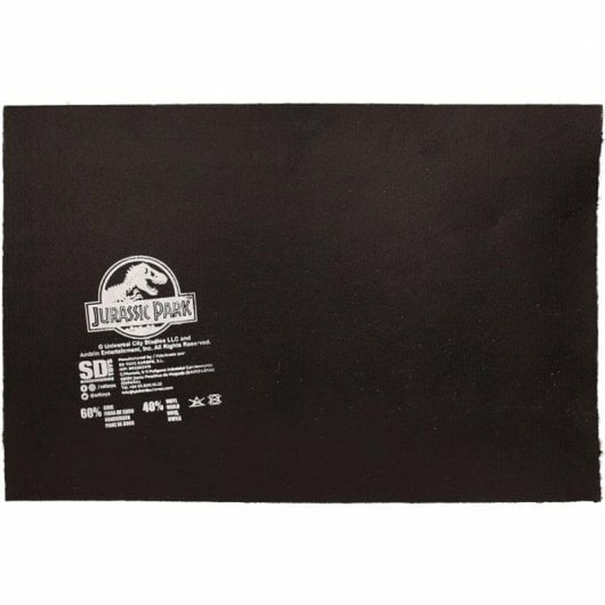 Ein schwarzes Rechteck mit einem Jurassic Park Logo und weißem Text. Der Text enthält Waschanweisungen und Angaben zur Stoffzusammensetzung.