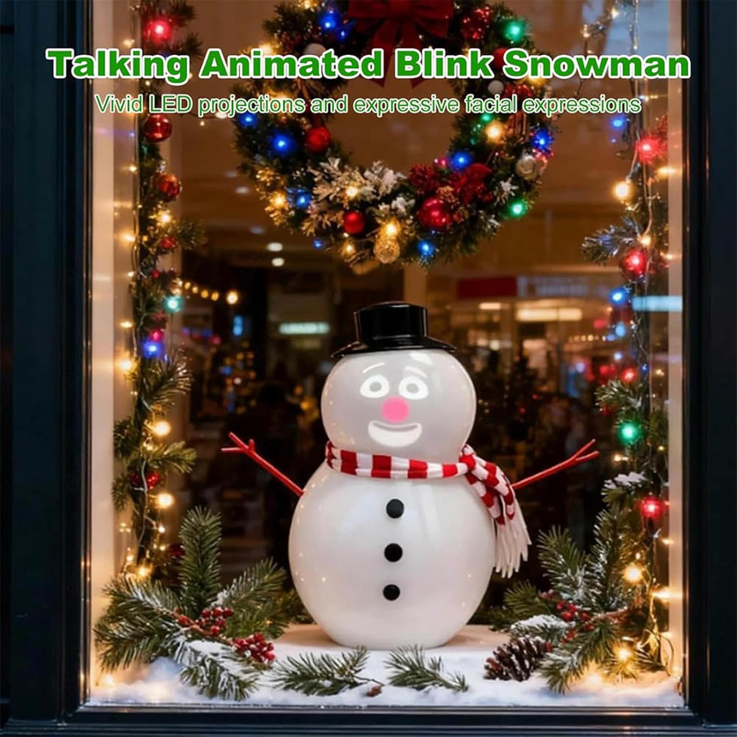 Ein Schneemann mit schwarzem Hut, Schal und Knöpfen steht im Fenster. Weihnachtsbeleuchtung und ein Kranz schmücken die Szene.