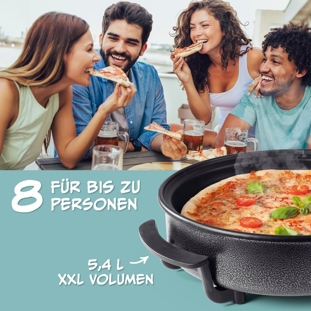 Vier Personen essen Pizza. Eine Pizza befindet sich in einer schwarzen Pfanne. Der Text lautet '8 für bis zu Personen' und '5,4 L XXL Volumen'.
