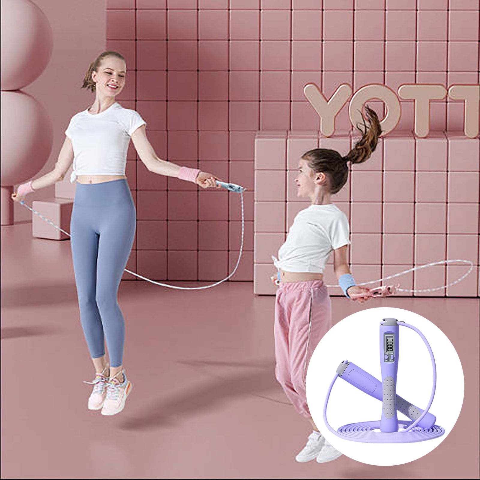 Zwei Frauen springen Seil. Eine trägt blaue Leggings, die andere eine rosa Hose. Der Hintergrund ist rosa mit dem Wort "YOTI".