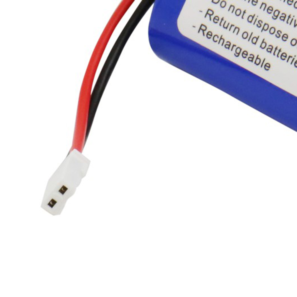 Un primo piano mostra una batteria blu con fili collegati. Fili rossi e neri si estendono da un connettore bianco.