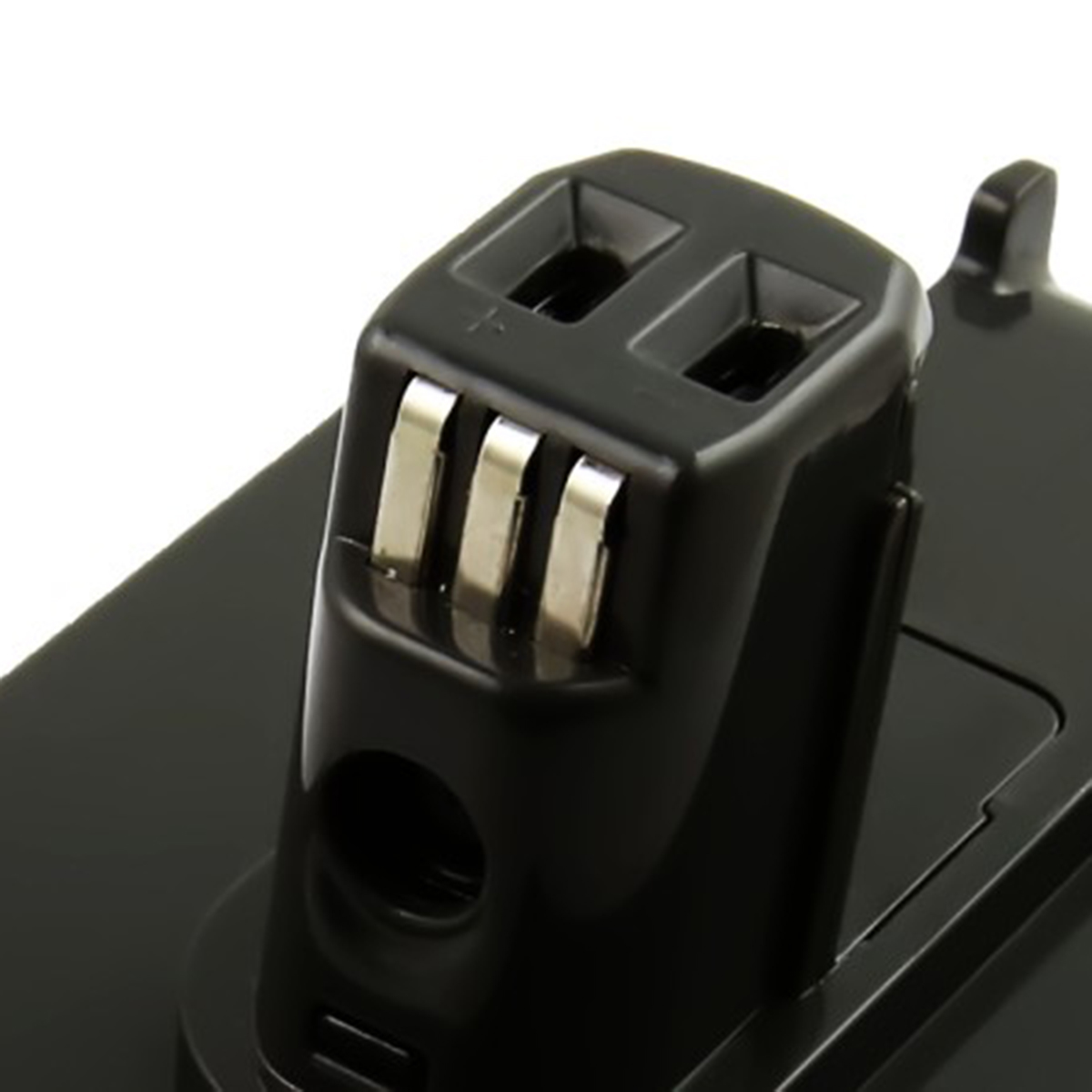 Primo piano di un pacco batteria nero, con contatti metallici e una porta di ricarica. Lo sfondo è bianco.