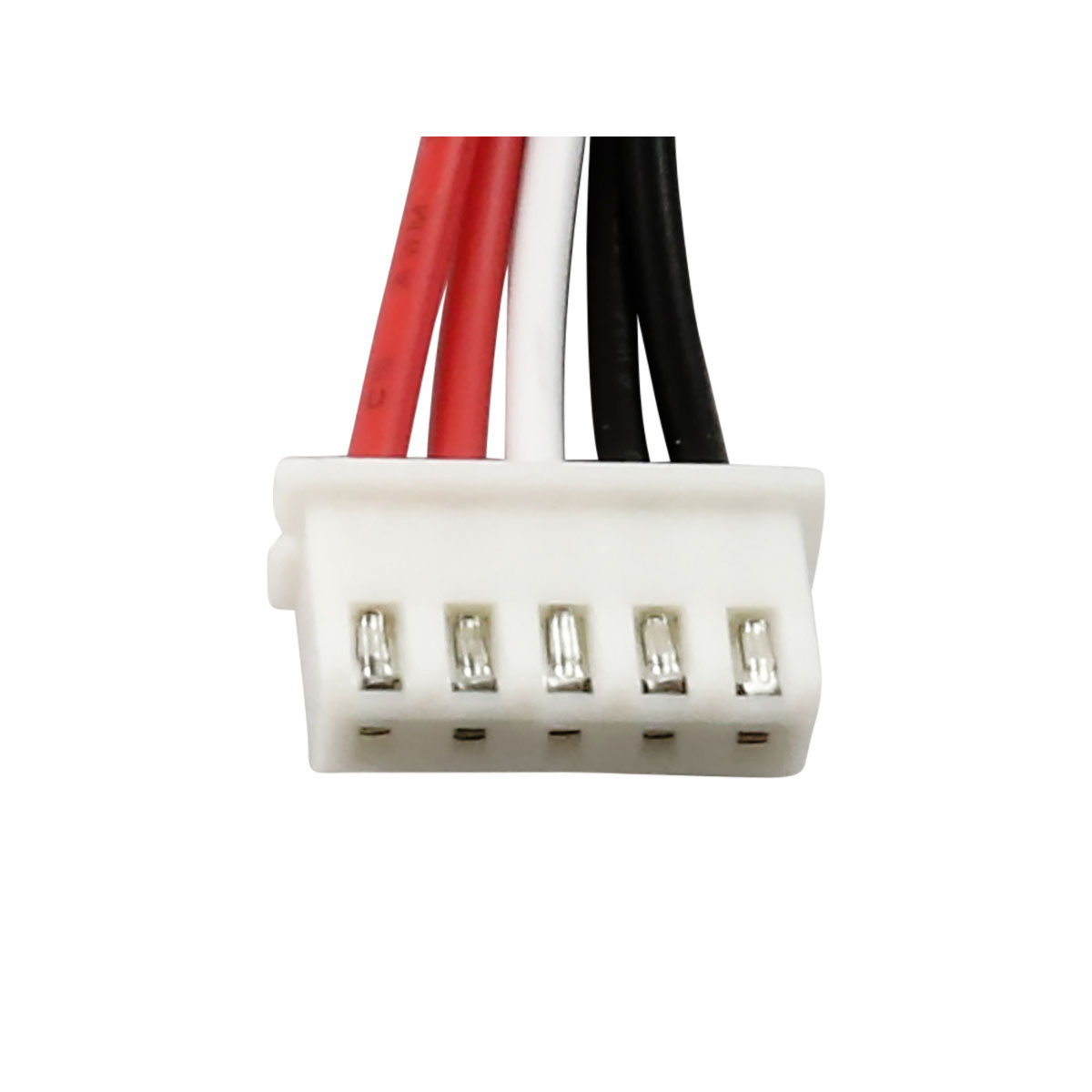 Ein weißer Stecker mit fünf Pins. Drähte in Rot, Weiß und Schwarz sind verbunden. Der Hintergrund ist schlicht weiß.
