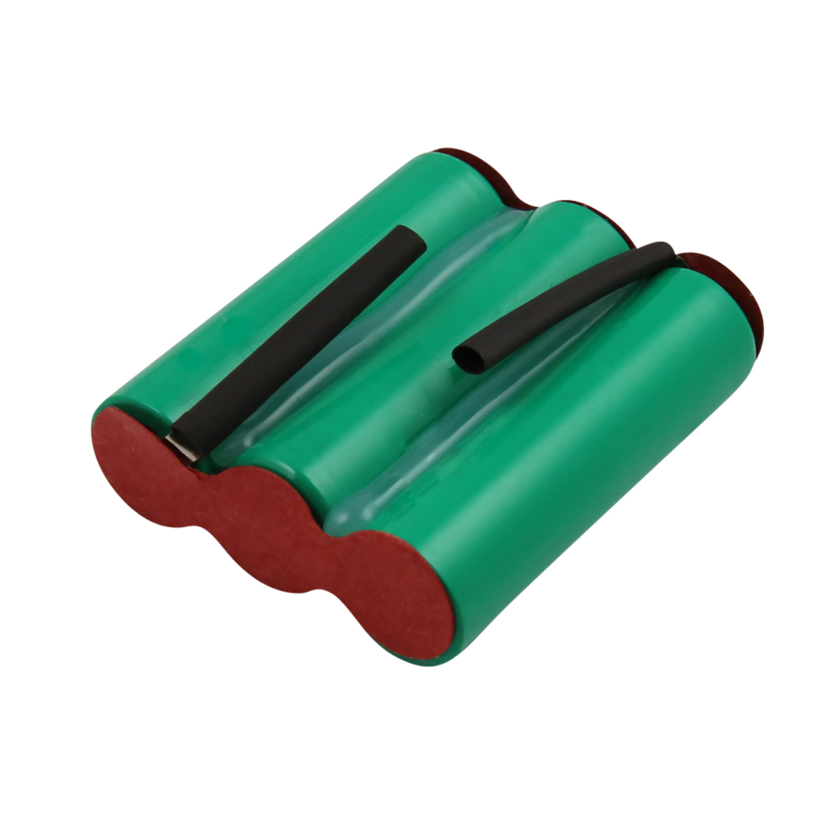Ein Akkupack mit drei grünen zylindrischen Zellen. Schwarzer Schrumpfschlauch befindet sich oben. Roter und brauner Sockel. Weißer Hintergrund.