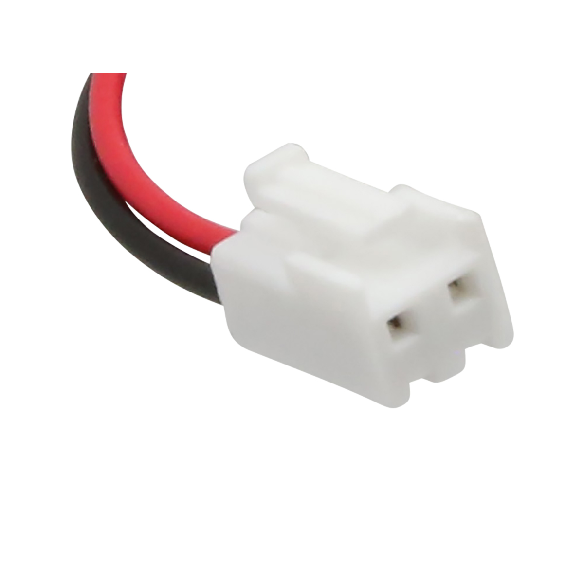 Ein weißer elektrischer Stecker mit zwei Löchern, verbunden mit roten und schwarzen Drähten vor weißem Hintergrund.