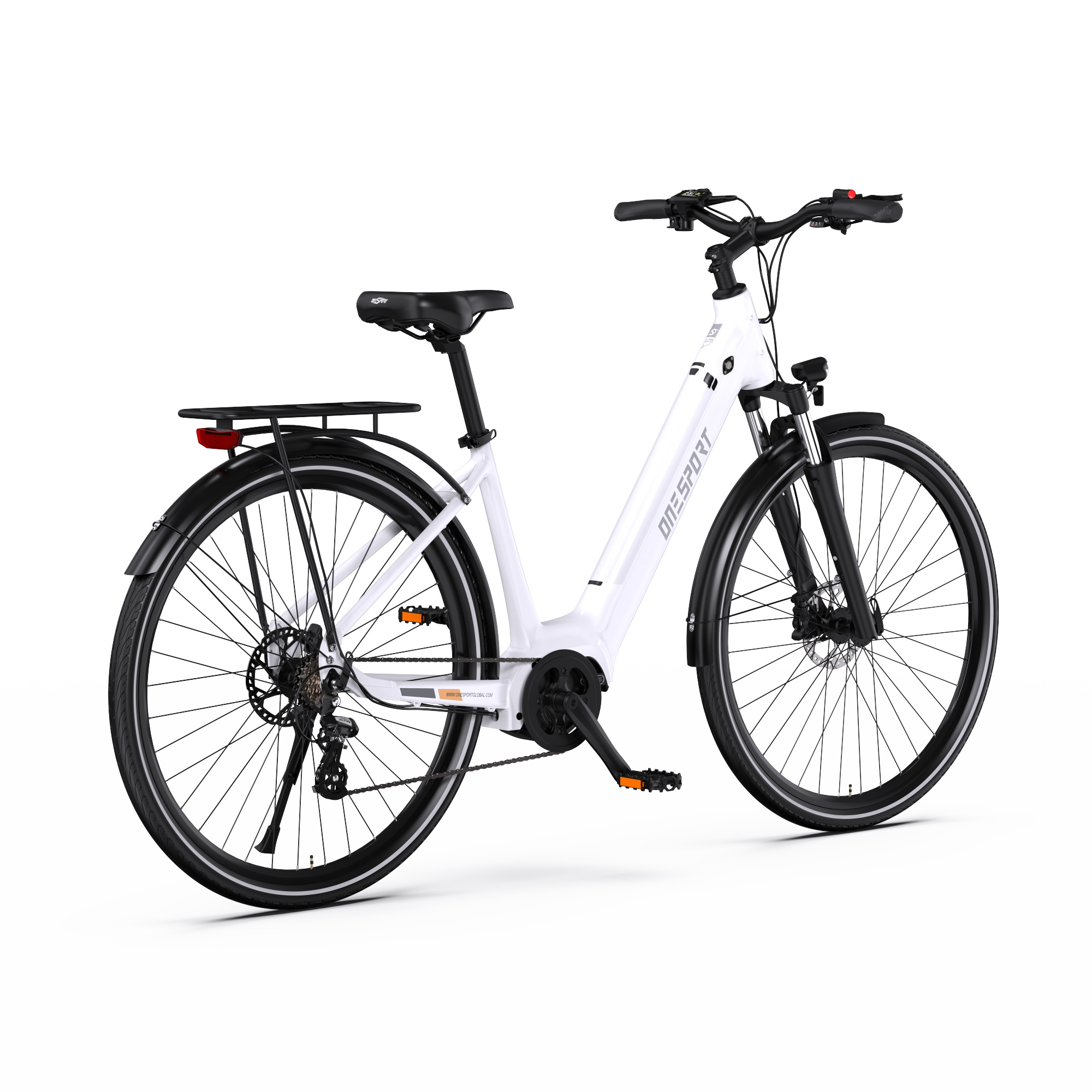 Bicicleta eléctrica blanca. Llantas, asiento y manillar negros. Tiene portaequipajes y luces. Aislado sobre fondo blanco.