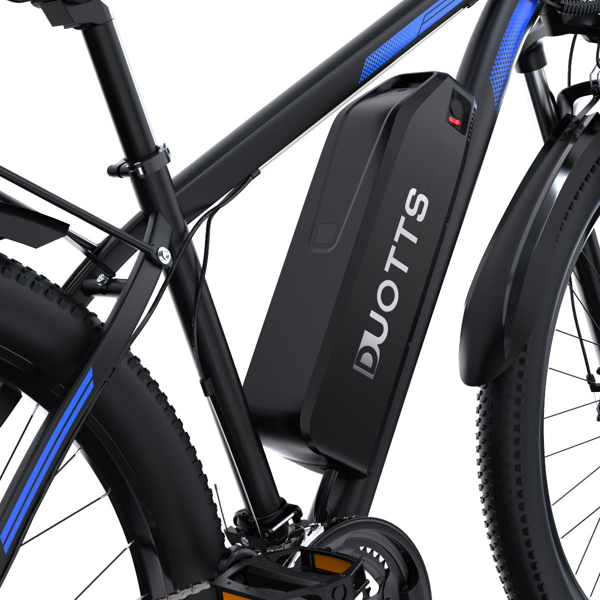 Schwarzes Elektrofahrrad mit blauen Akzenten. Der Akku trägt die Aufschrift DUOTTS. Es hat schwarze Reifen, Pedale und eine Kette. Der Hintergrund ist weiß.
