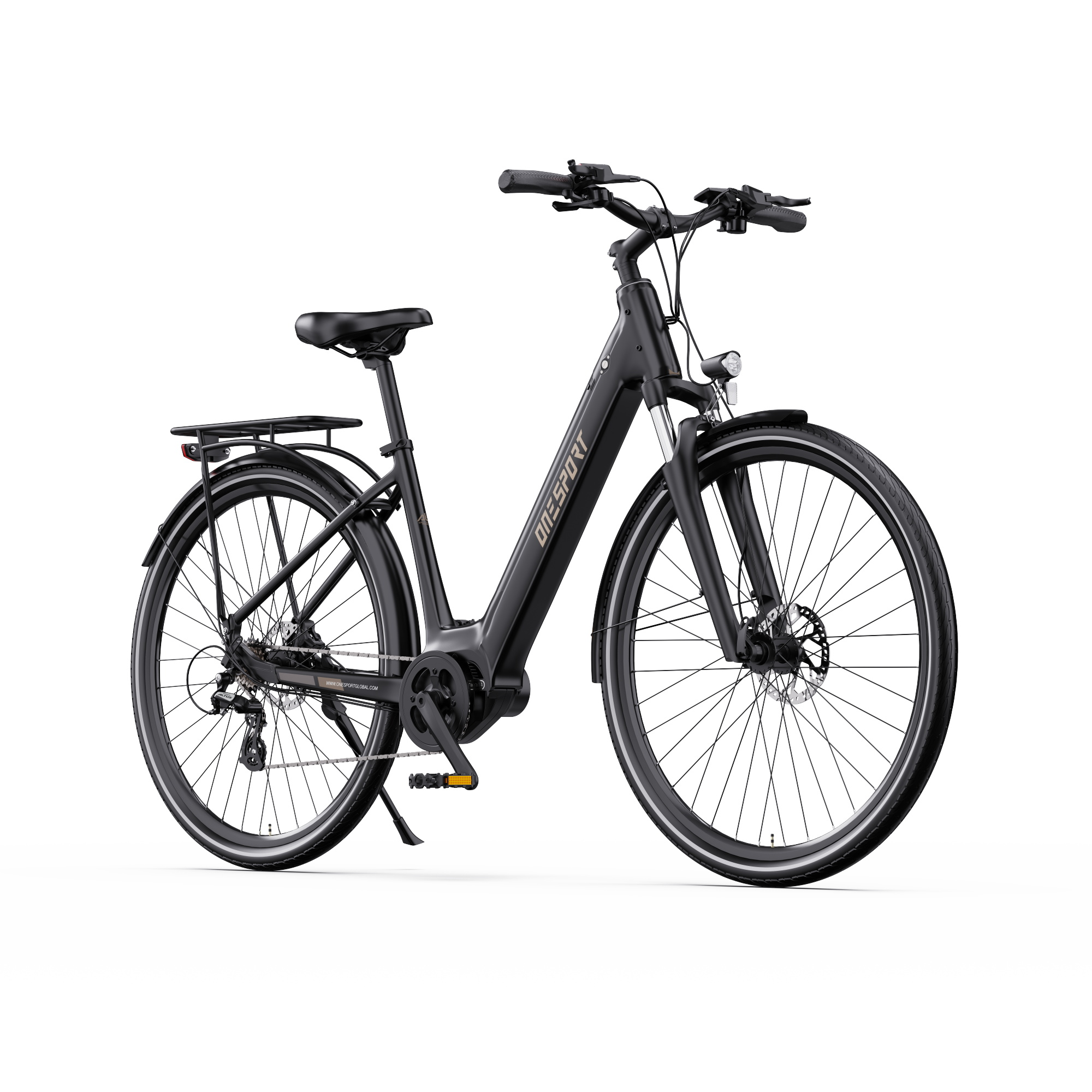 Una bicicleta eléctrica negra sobre fondo blanco. Tiene ruedas grandes, asiento, manillar y portaequipajes.