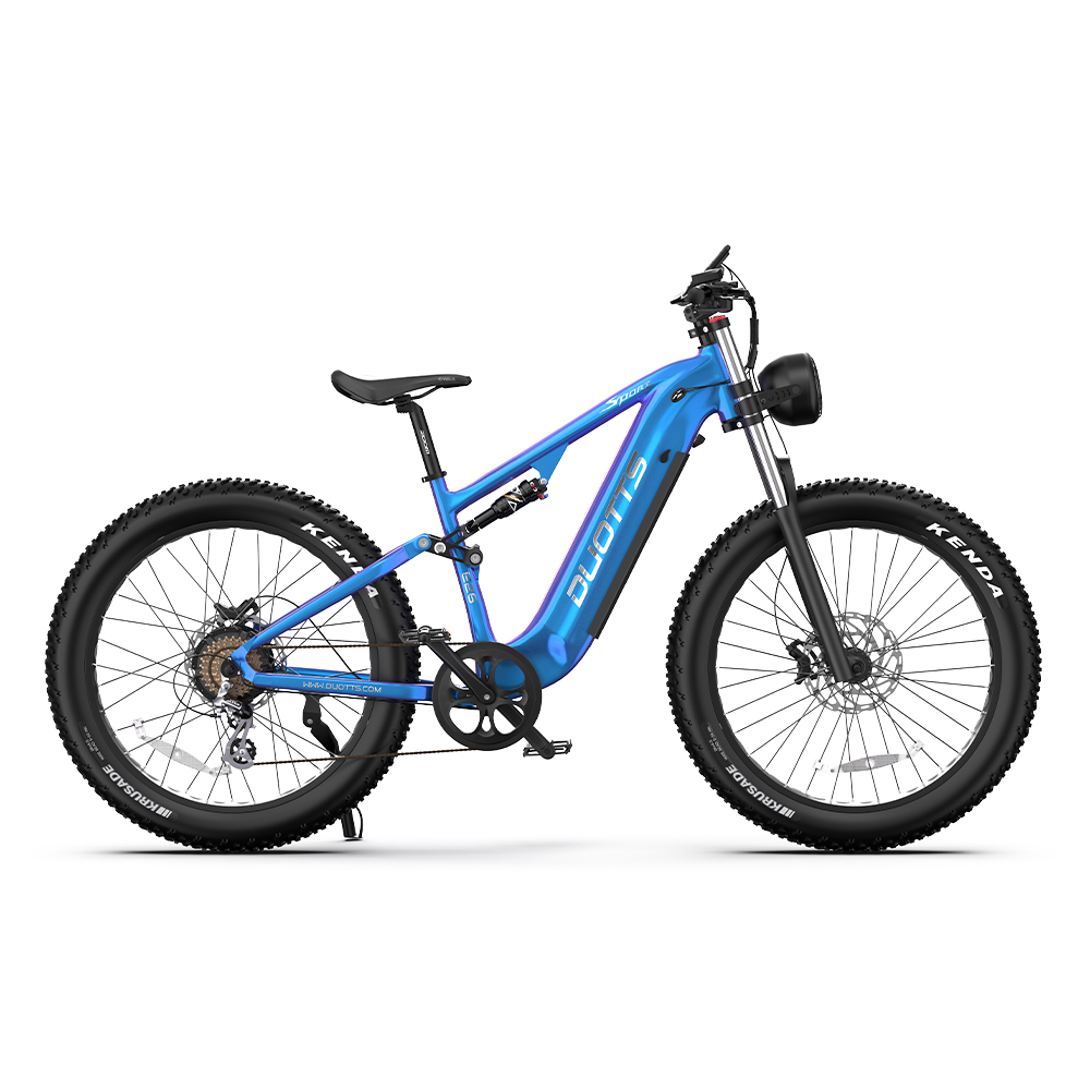 Ein blaues Elektro-Mountainbike mit breiten Reifen. Es hat einen schwarzen Sitz und einen Scheinwerfer. Der Markenname 'DUOTTS' ist sichtbar.