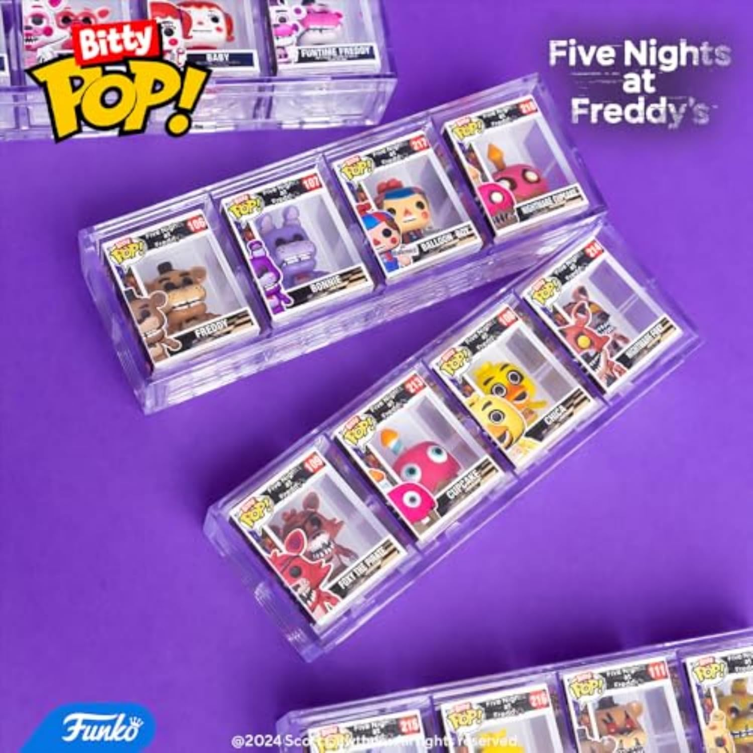 Esposizione di figure Funko Pop in scatole. I personaggi includono Freddy, Bonnie, Foxy e Chica. Sfondo viola, loghi Funko e Bitty Pop.
