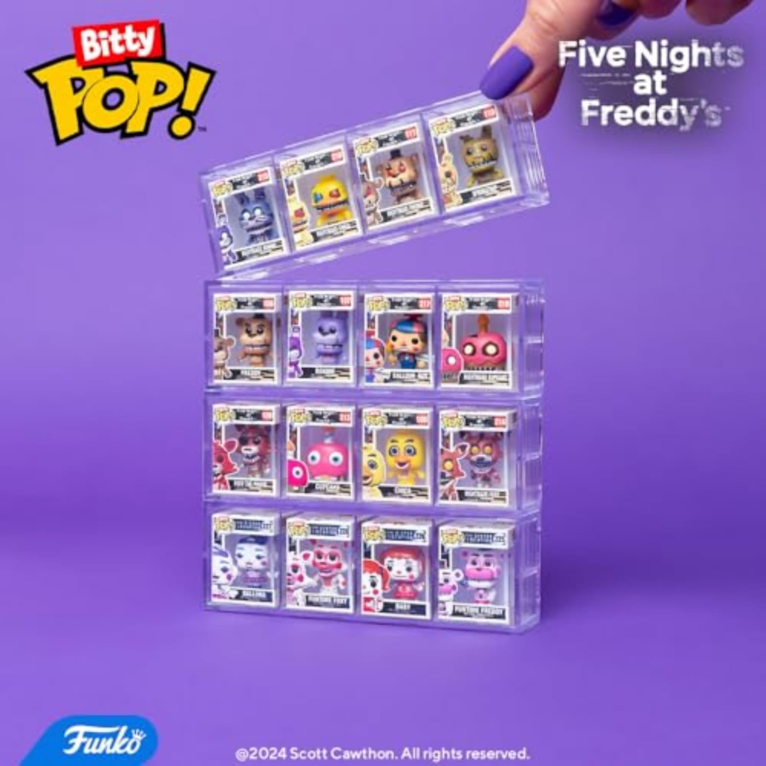 Una mano tiene una custodia trasparente di statuine Bitty Pop! di Five Nights at Freddy's. Sfondo viola con il logo Funko.