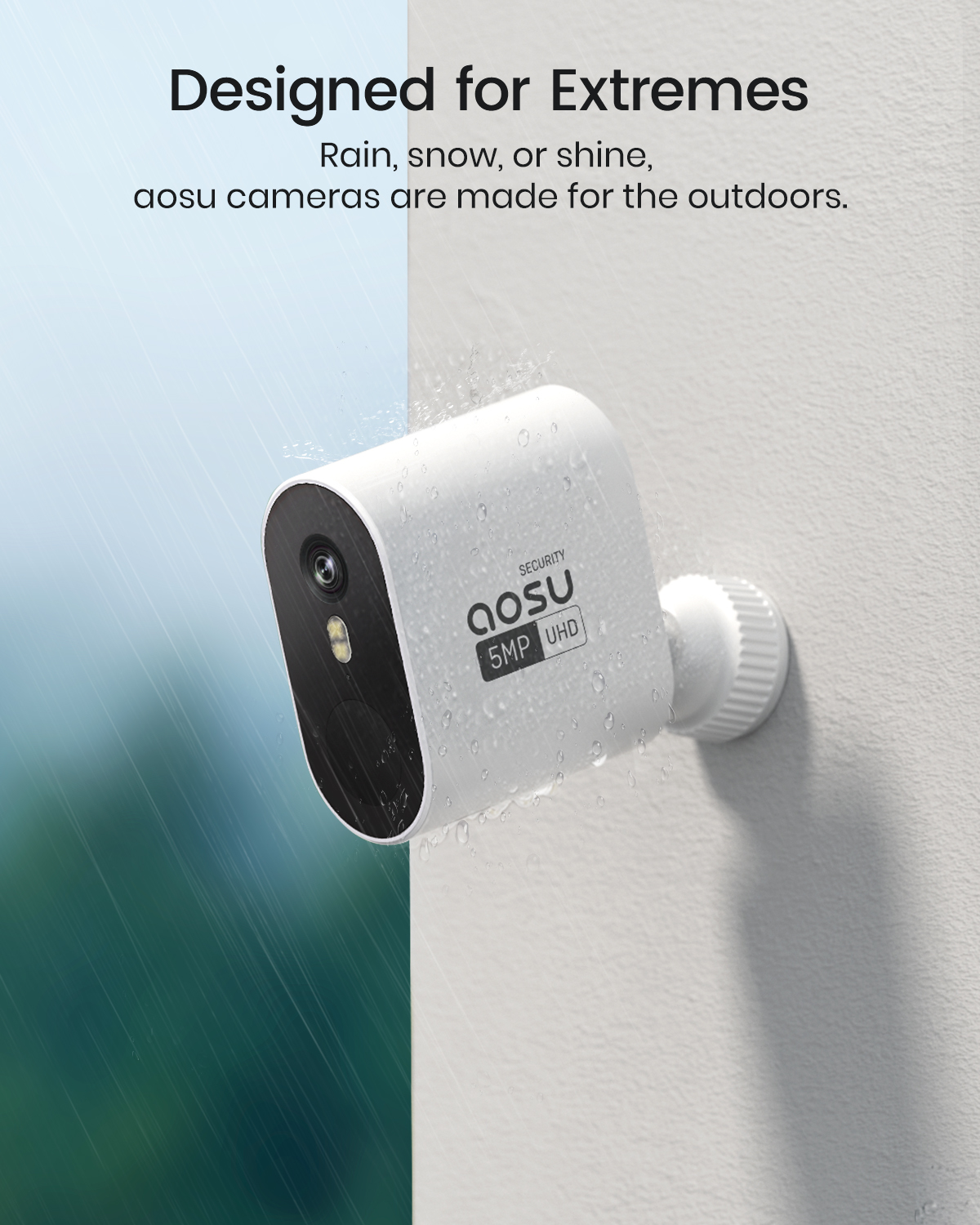 Een witte beveiligingscamera is op een muur gemonteerd met regen. De camera heeft het aosu-logo en 5MP UHD erop gedrukt.