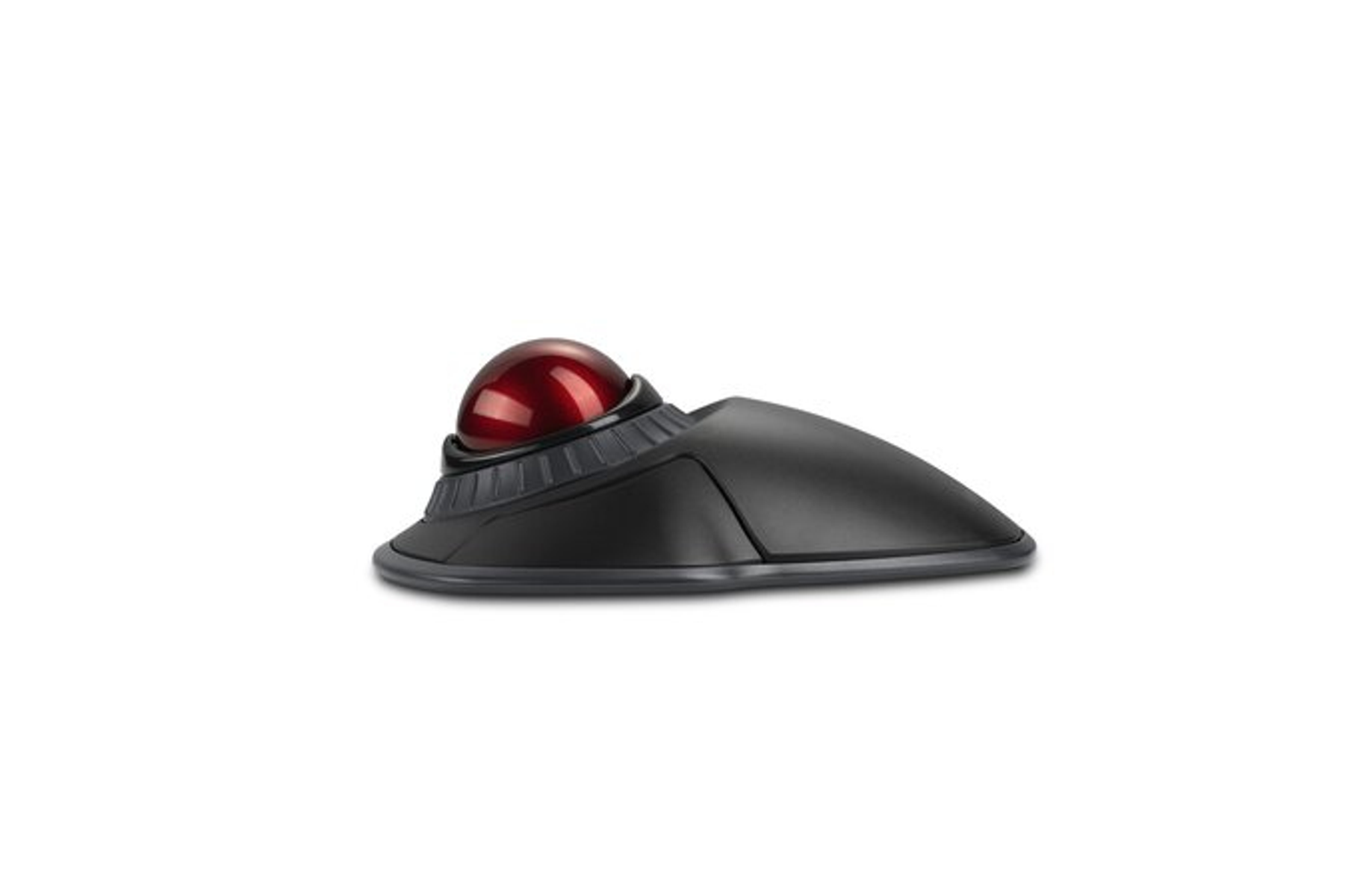 Un mouse trackball nero con una sfera rossa sopra. È su sfondo bianco. Il mouse è angolato verso destra.