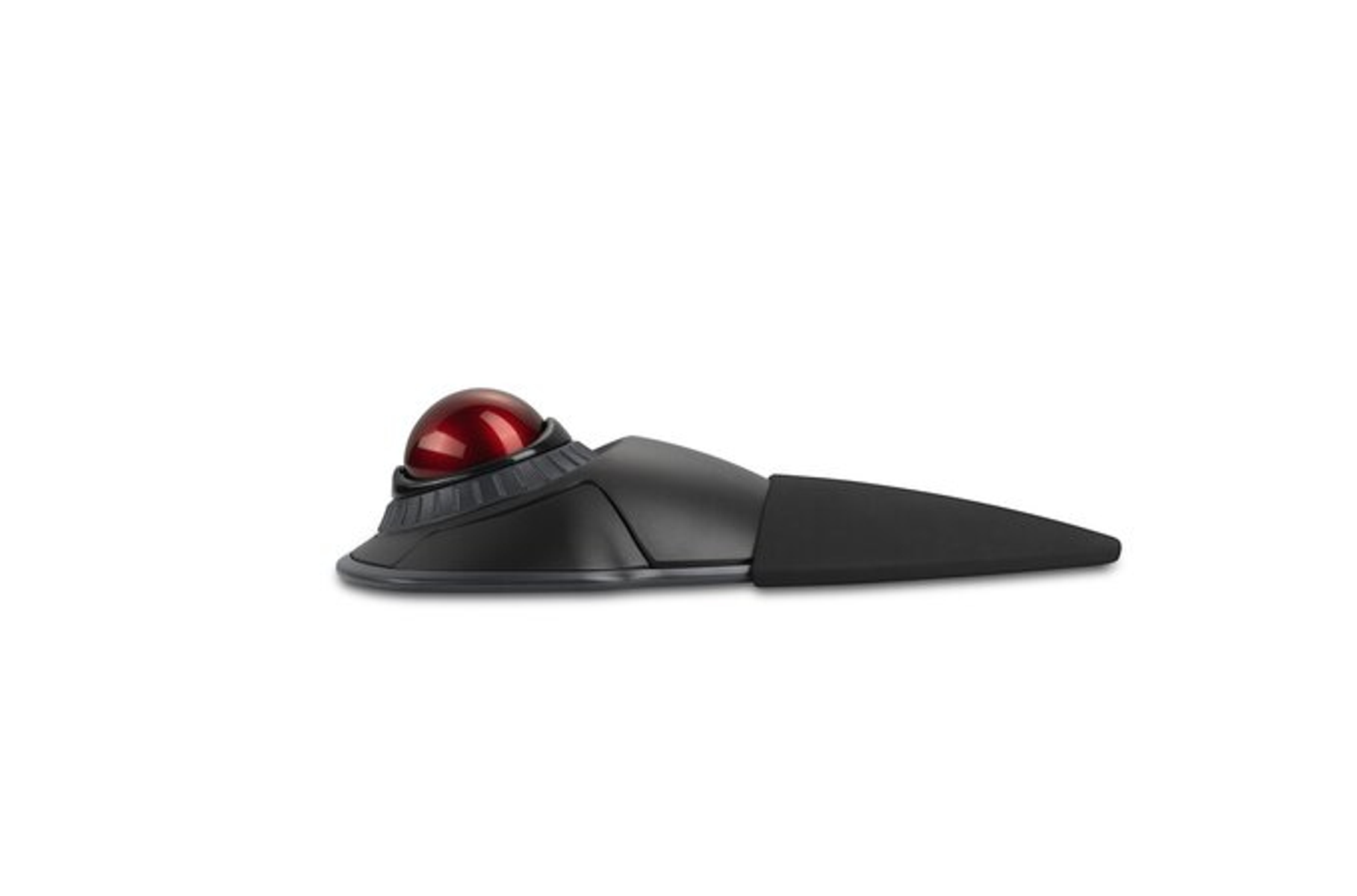 Un mouse trackball nero con una sfera rossa sopra. Il mouse ha un design elegante e si trova su sfondo bianco.
