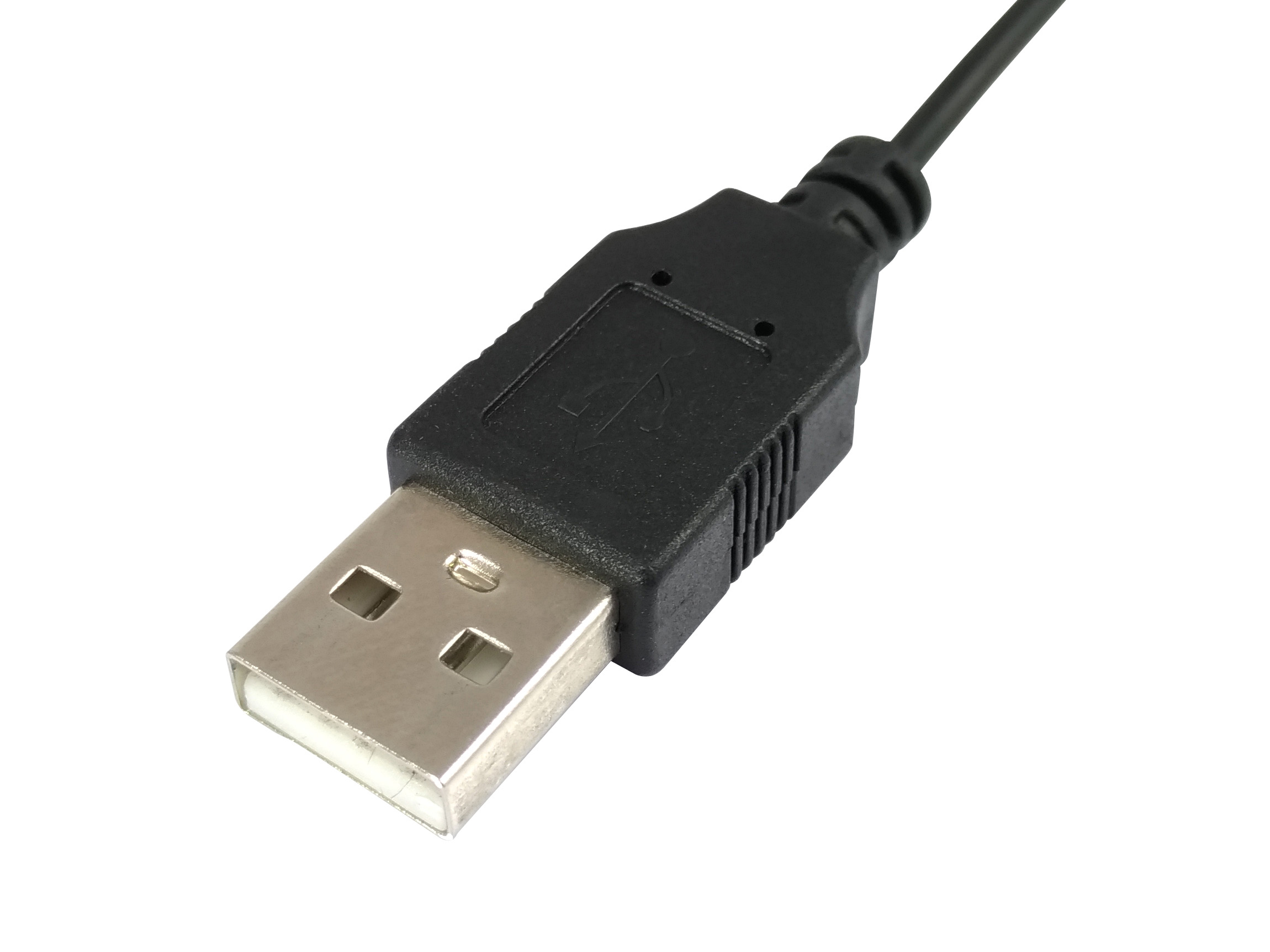 Gros plan sur un connecteur USB noir avec une extrémité métallique argentée. Le câble est noir. Le fond est blanc.