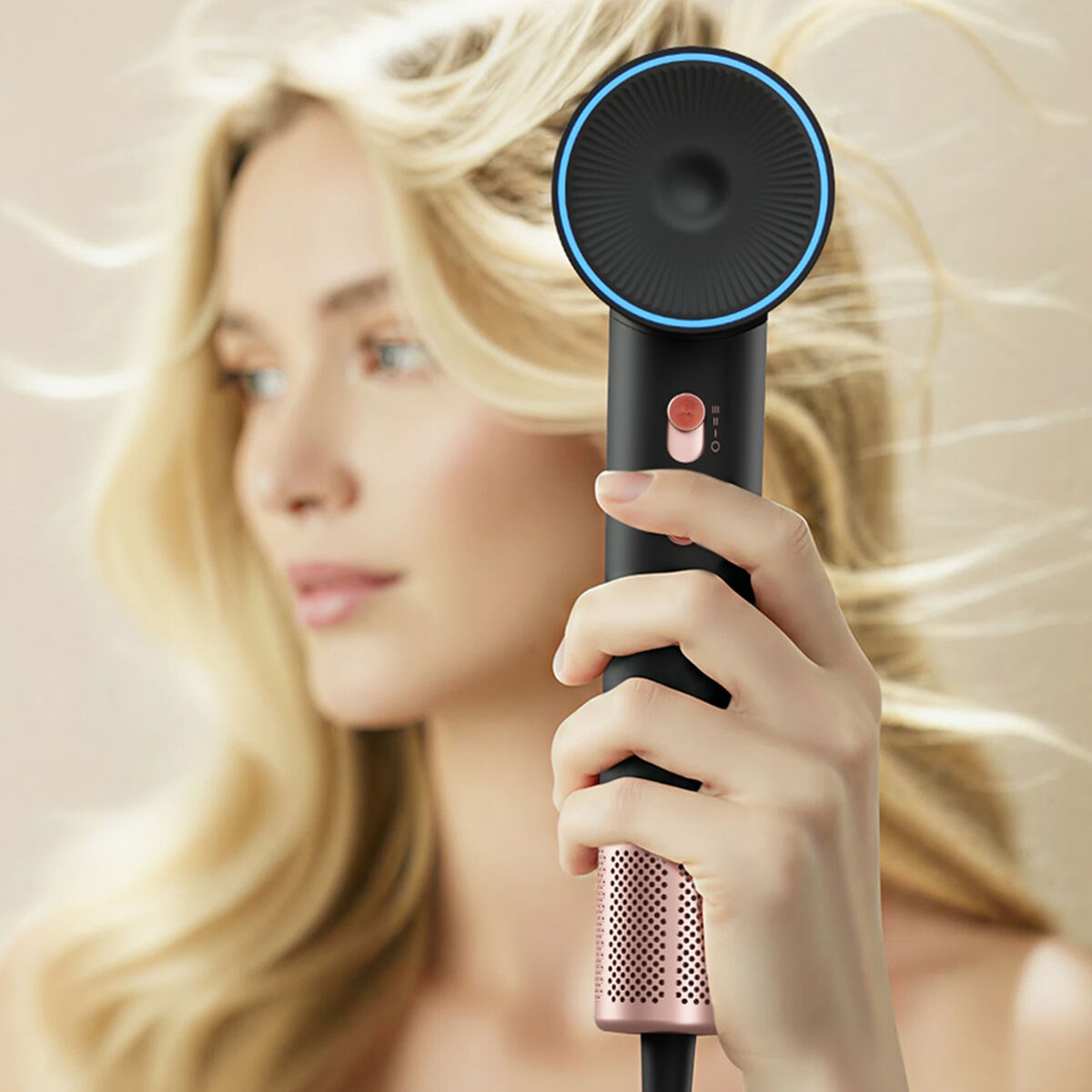 Eine Frau hält einen schwarzen und roségoldenen Haartrockner. Blondes Haar weht im Wind. Der Hintergrund ist verschwommen.