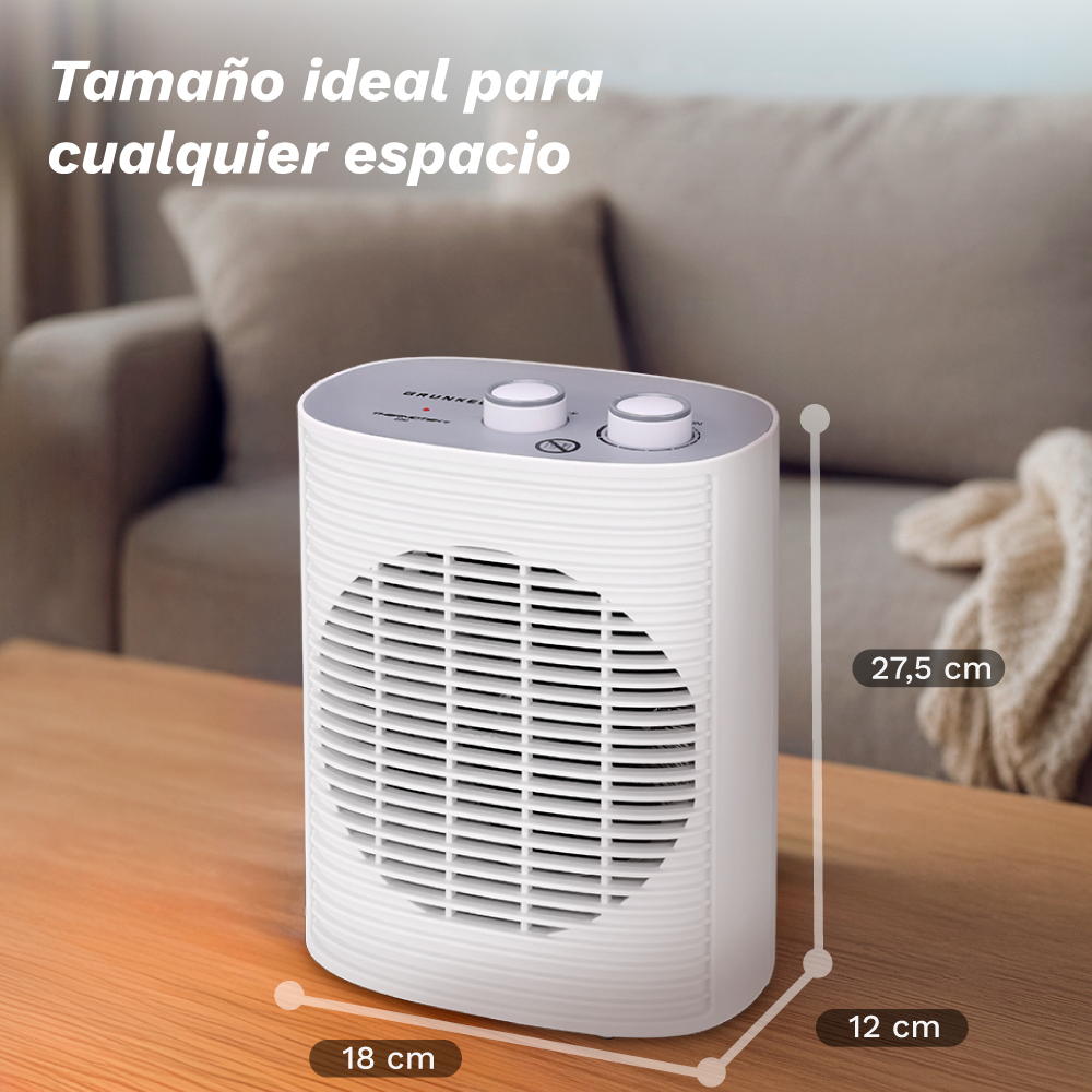 Un calefactor eléctrico blanco sobre mesa de madera. Dimensiones: 18x12x27,5 cm. Fondo: sofá y manta.