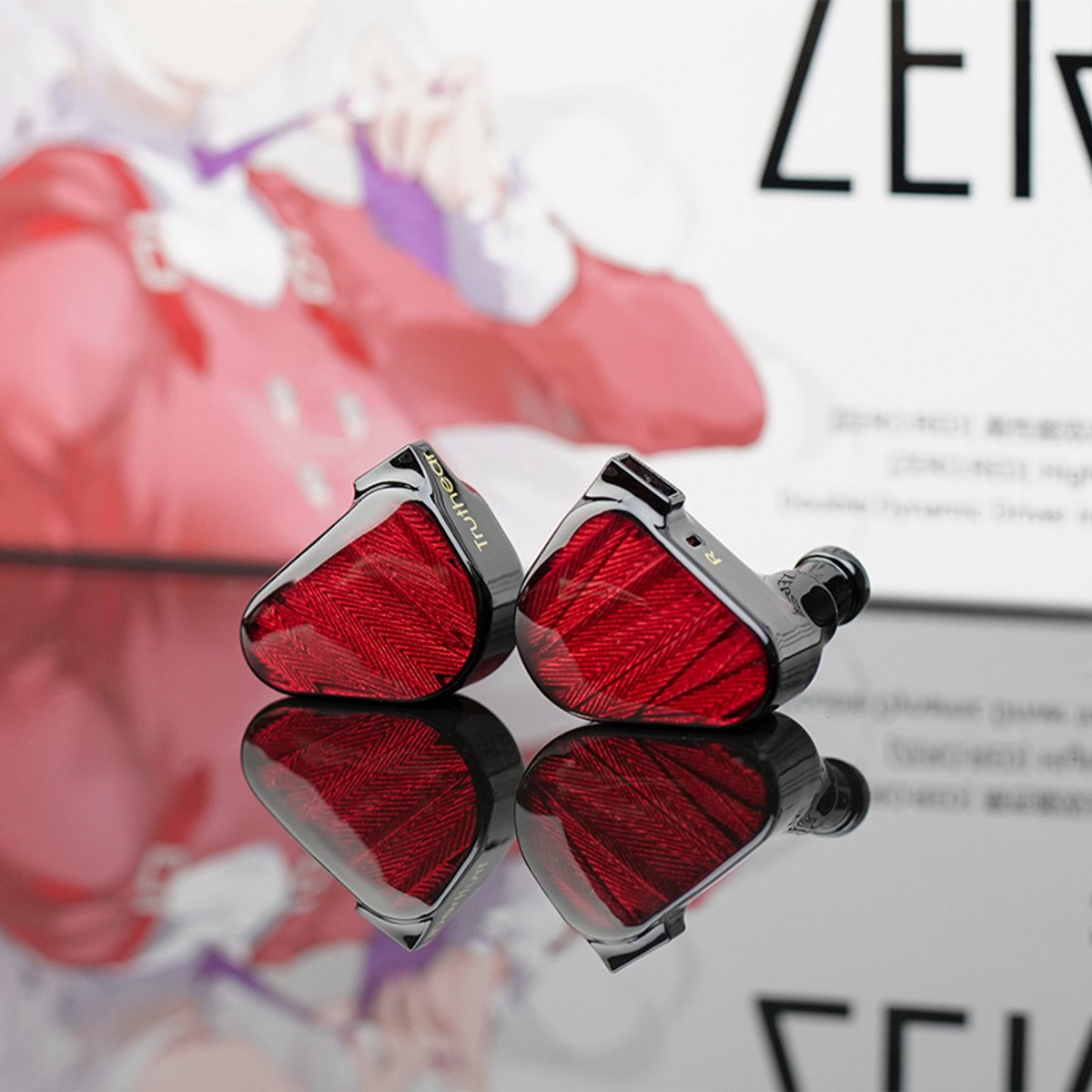 Zwei rote und schwarze In-Ear-Kopfhörer mit strukturiertem Muster. Reflektierende Oberfläche. Verschwommener Hintergrund mit Text und Bild.