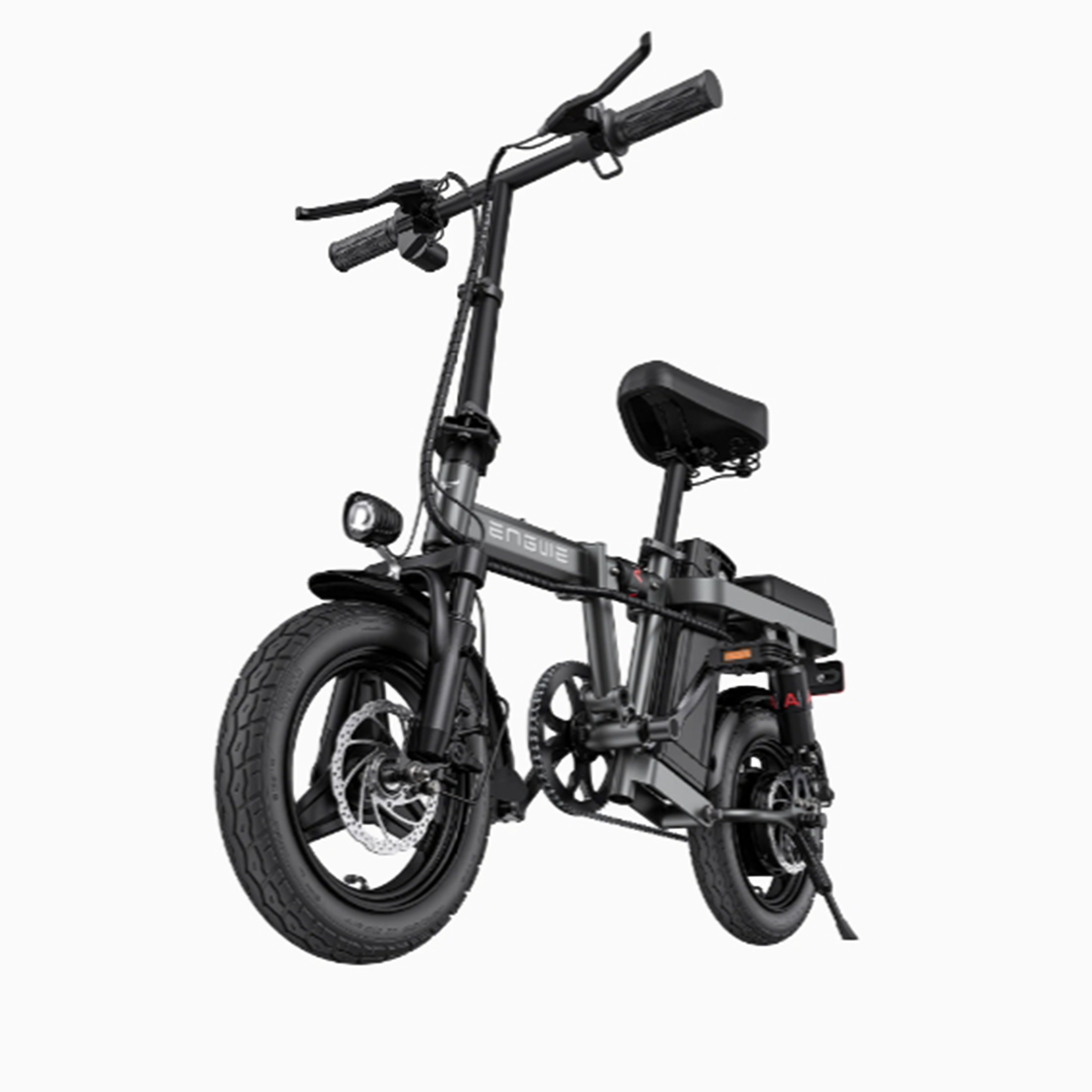 Una bici elettrica pieghevole nera su sfondo bianco. Ha un faro, freni a disco e un piccolo sedile. Il marchio è visibile.