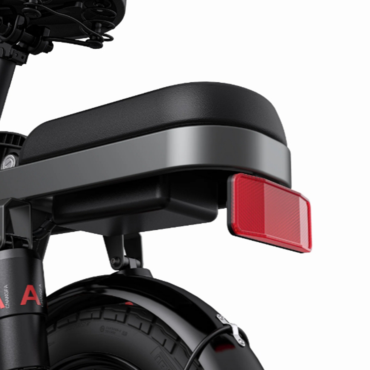 Primo piano della parte posteriore di una e-bike. Sella, parafango e pneumatico neri. Catadiottro rosso. Testo 'CHANGFA' in rosso.