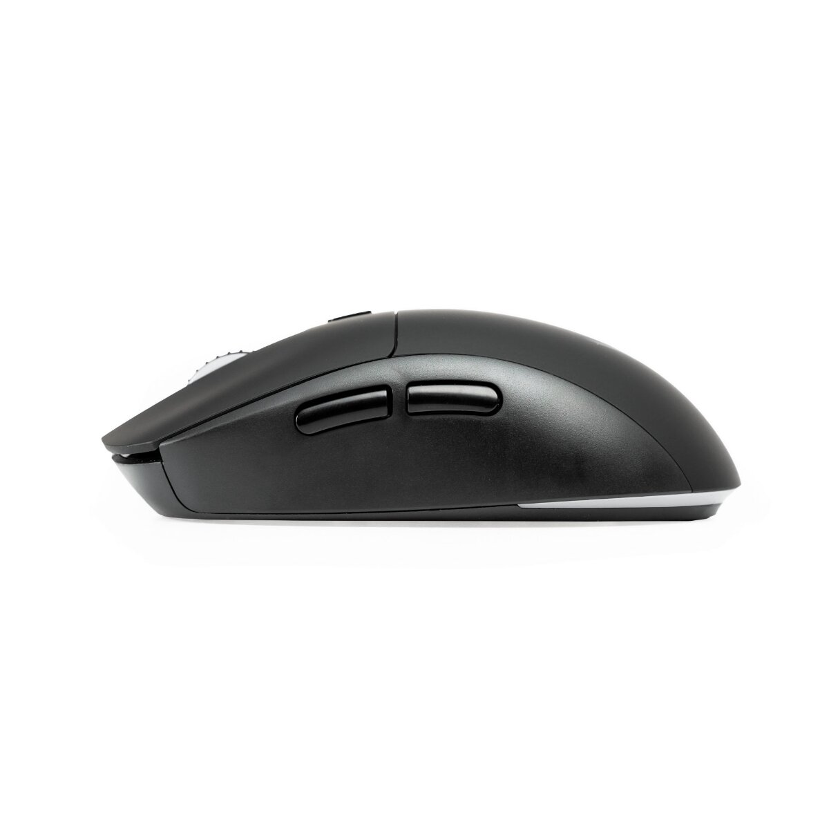 Un mouse per computer nero con due pulsanti laterali e una rotellina, isolato su sfondo bianco.
