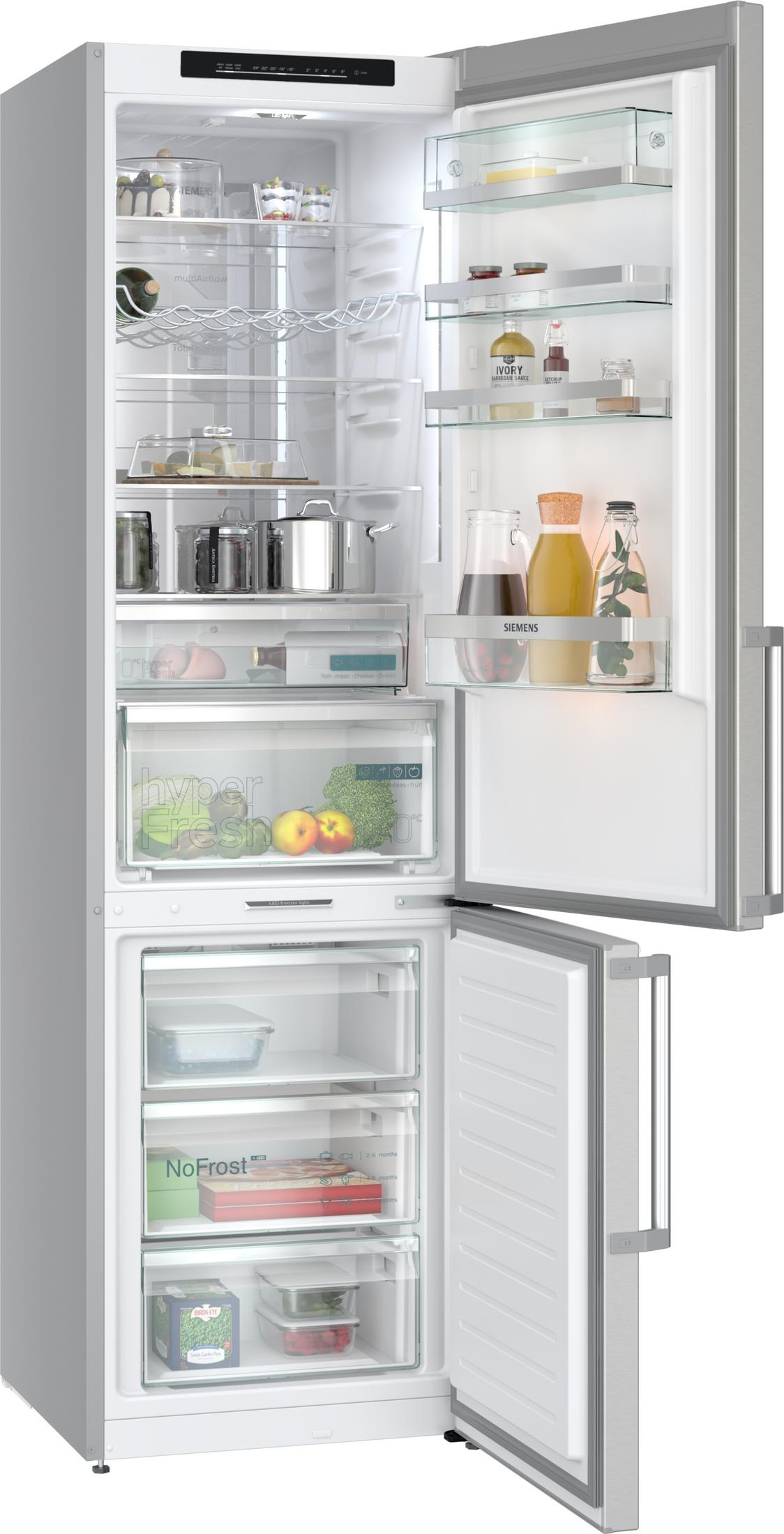Frigorifero aperto che mostra ripiani con generi alimentari, frutta, verdura e contenitori. Le porte sono aperte, rivelando l'interno.