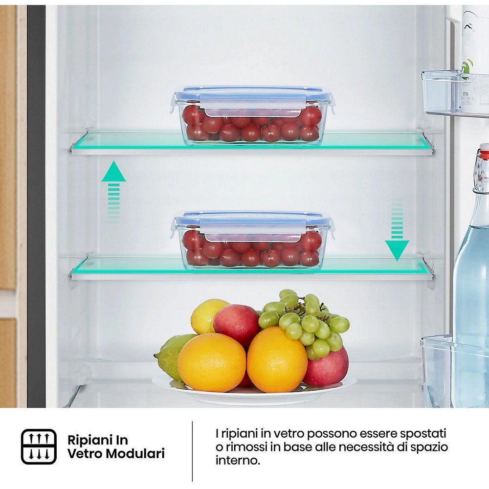 Interno frigorifero con ripiani in vetro. Contiene contenitori con pomodori e un piatto di frutta. Ripiani mobili.