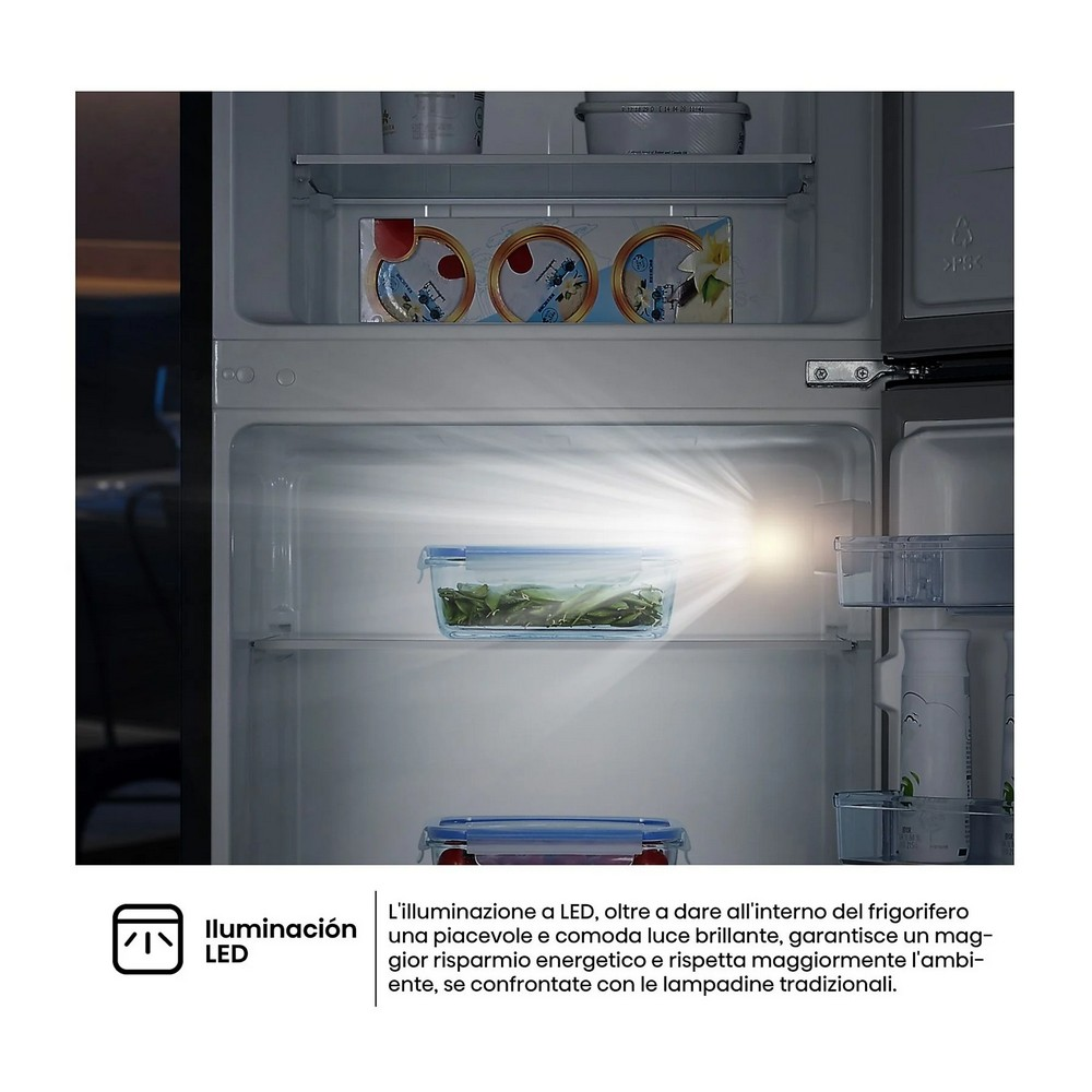 Interno frigorifero aperto illuminato da LED. Contenitori alimenti e prodotti sugli scaffali. Luce brillante da destra.