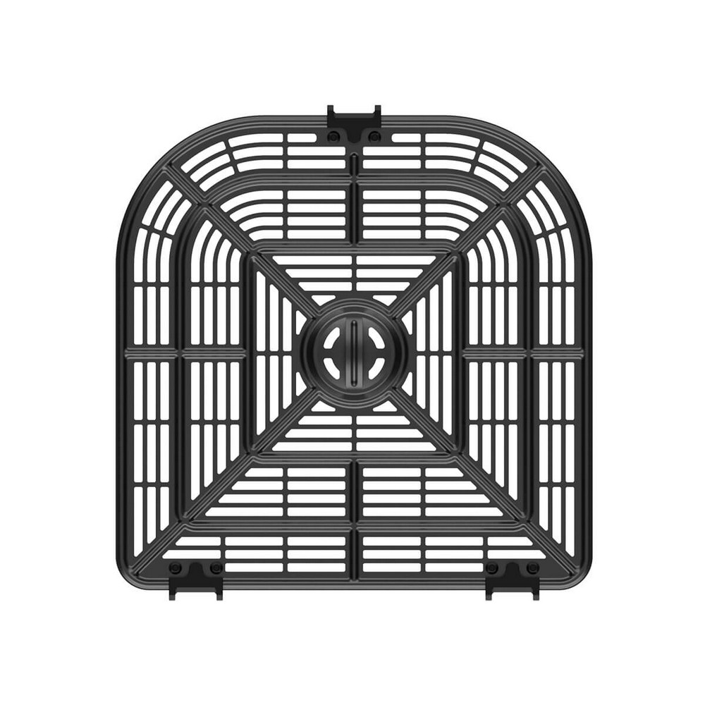 Ein quadratischer, schwarzer Frittierkorb mit Gittermuster. Er hat ein zentrales kreisförmiges Merkmal und gebogene Kanten.