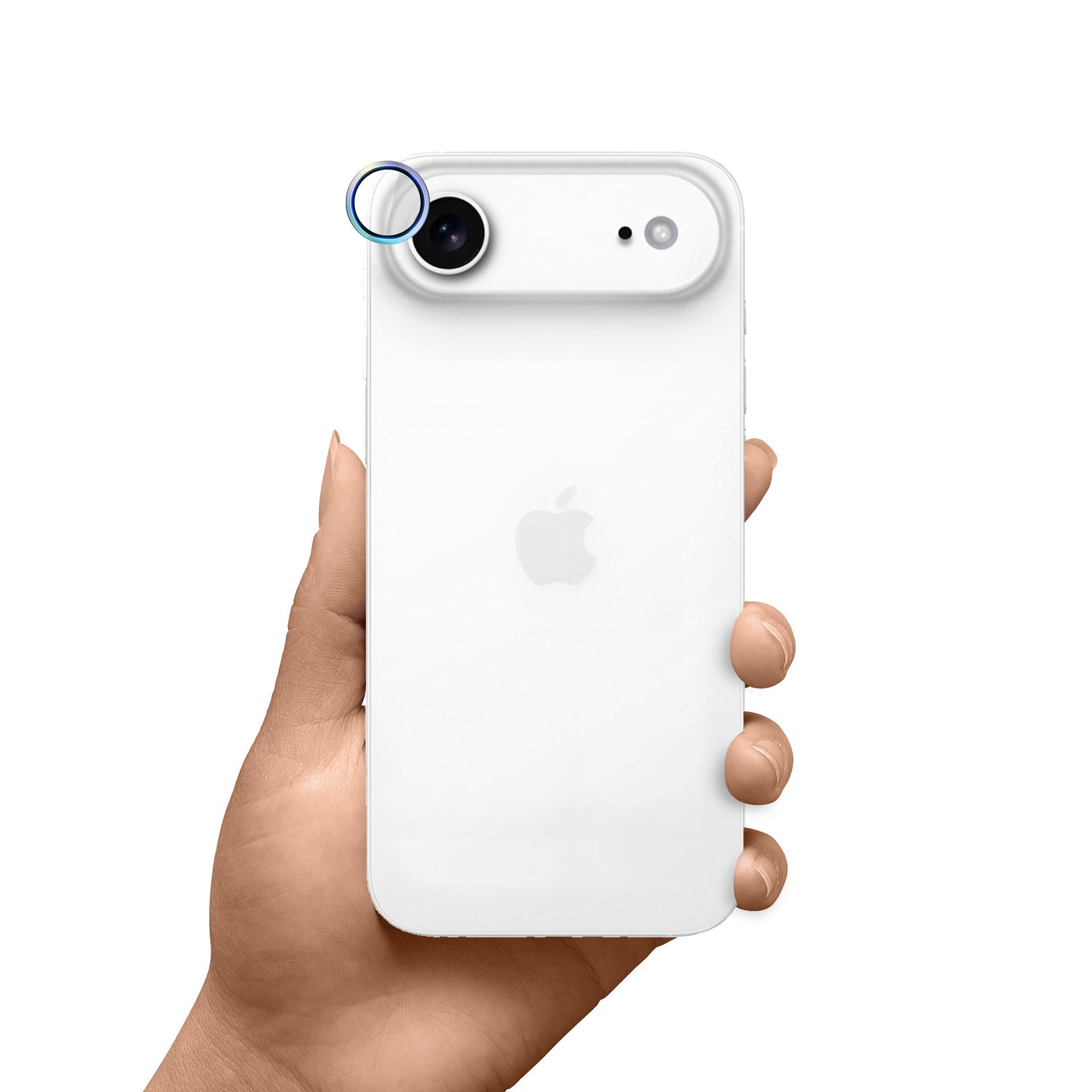 Un telefono bianco tenuto in mano, con fotocamera e logo Apple. Lo sfondo è bianco.
