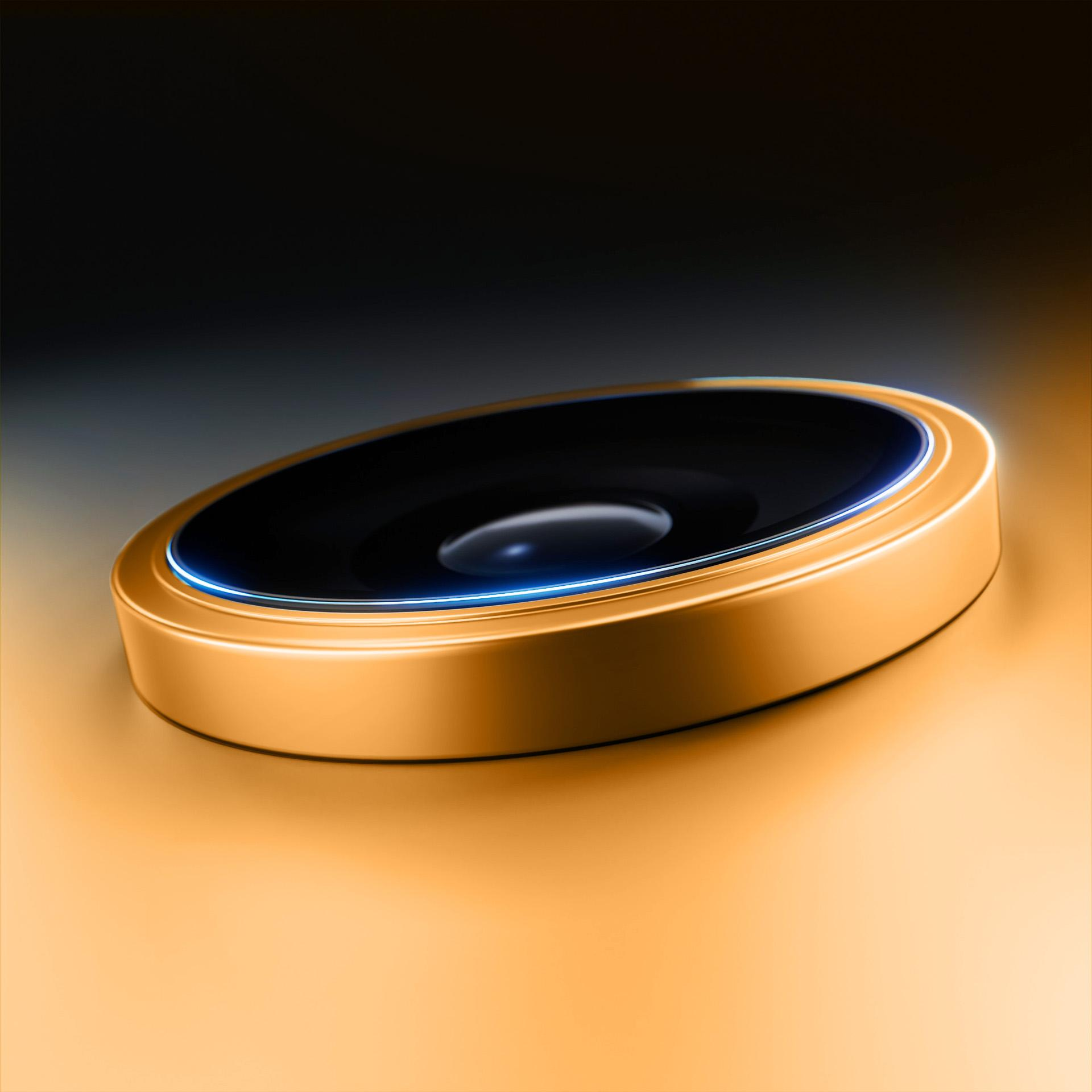 Primo piano dell'obiettivo di una fotocamera del telefono. Bordo metallico dorato attorno a un centro di vetro scuro, con luce blu.