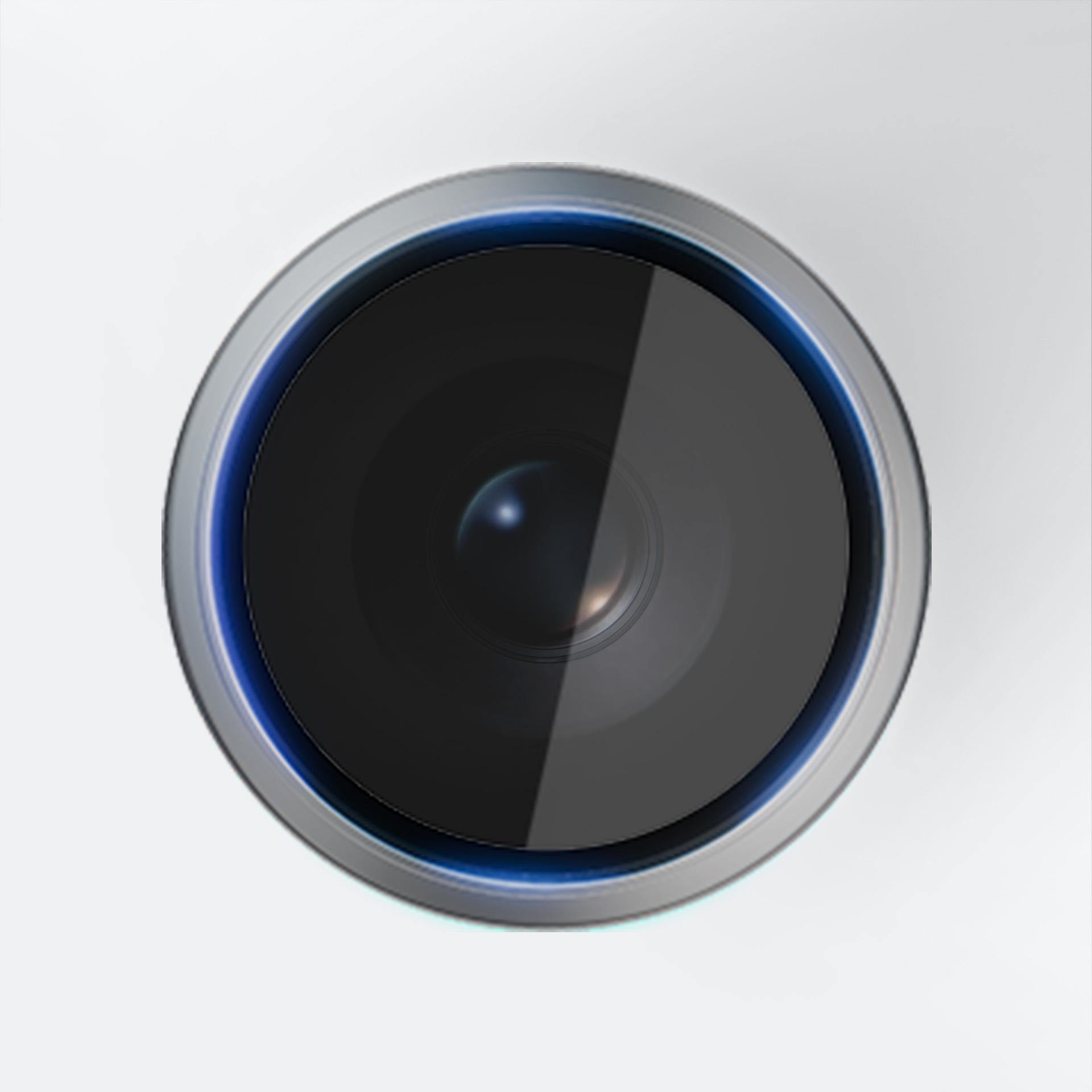 Primo piano di un obiettivo della fotocamera. Ha un centro nero con un anello argentato e blu intorno. Lo sfondo è bianco.