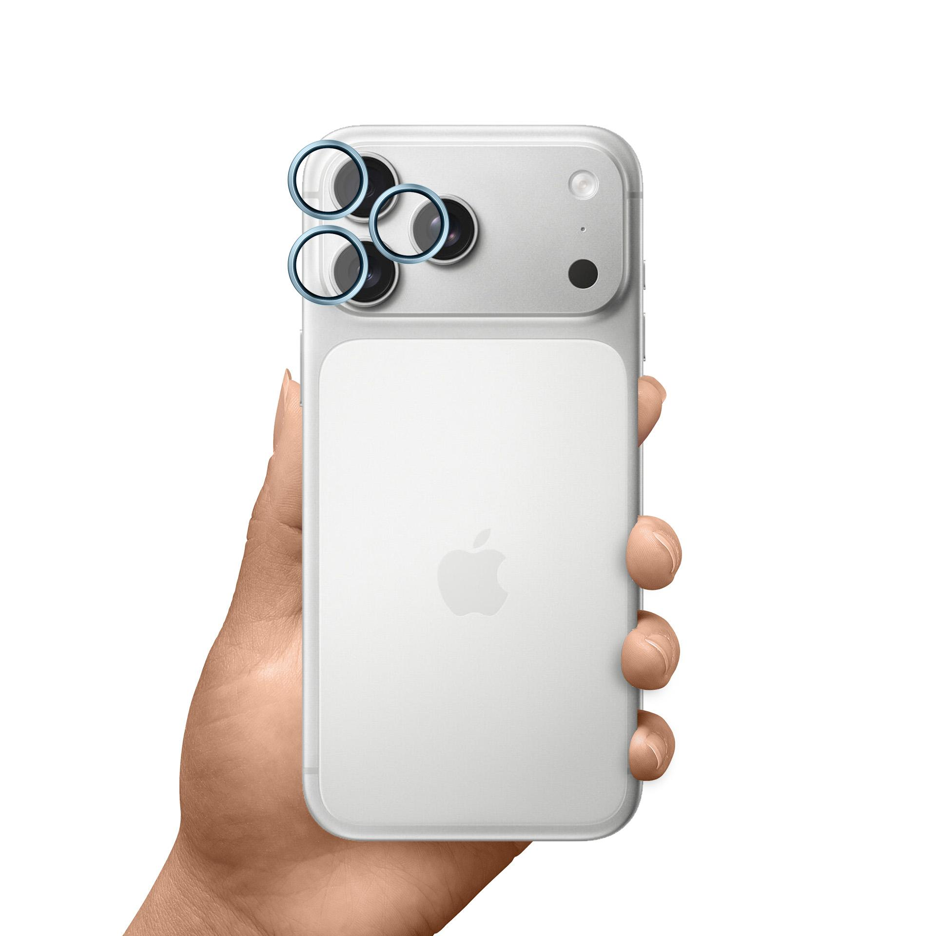 Mano che tiene uno smartphone bianco con tre obiettivi. Il telefono ha un logo Apple sul retro.