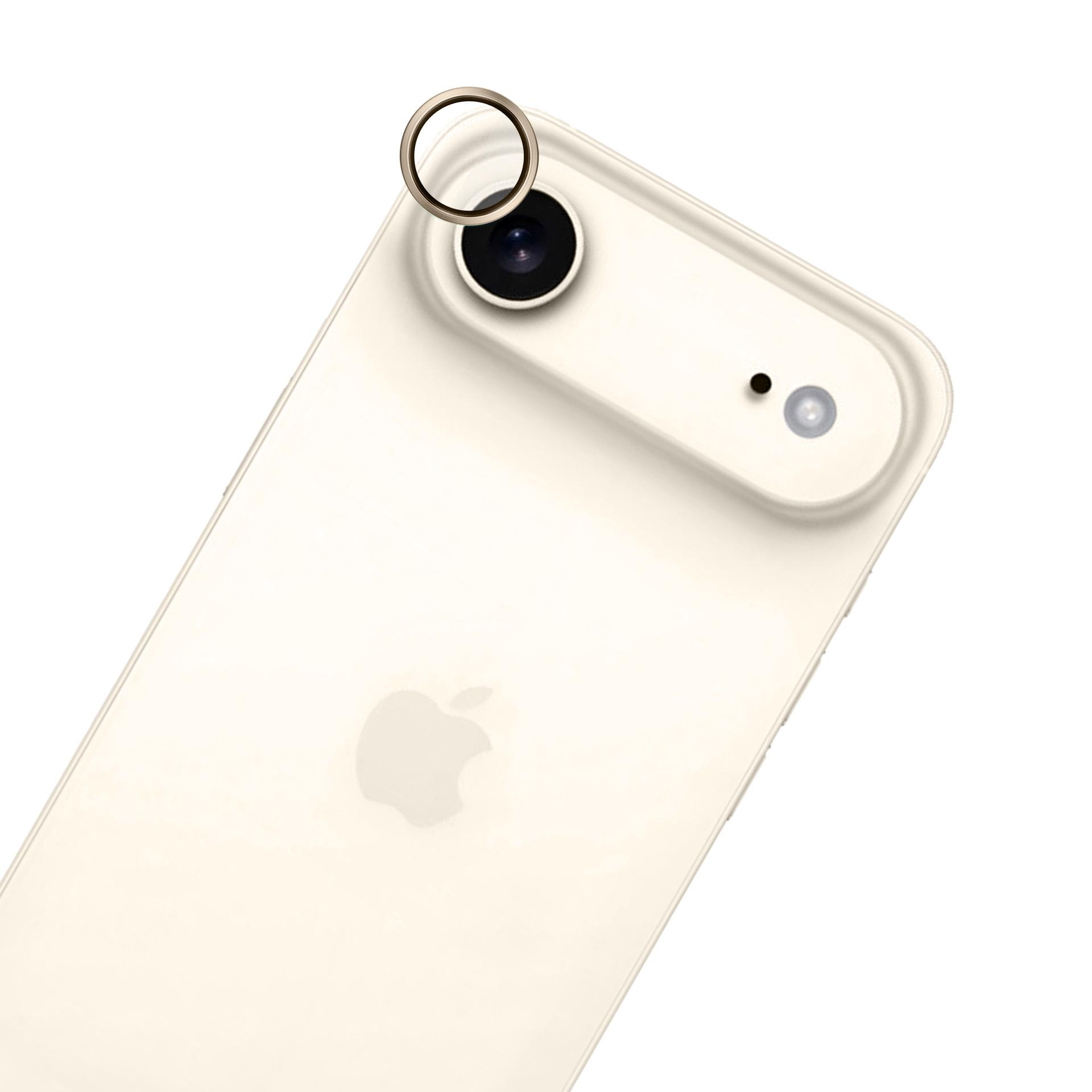 Retro iPhone color crema. Obiettivo della fotocamera con anello dorato visibile. Logo Apple sul corpo. Sfondo bianco.