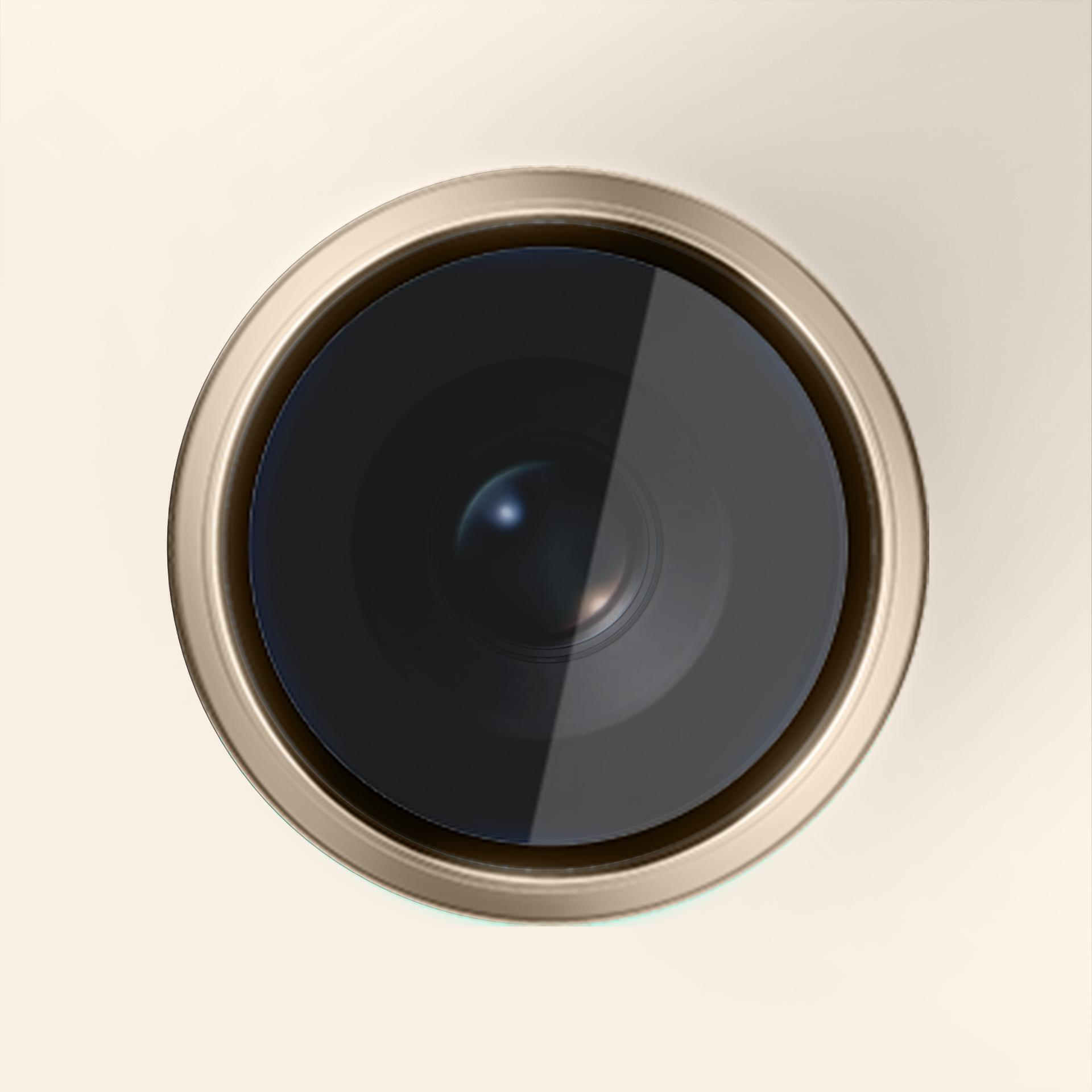 Primo piano di un obiettivo fotografico con anello dorato e vetro scuro e riflettente. Sfondo color crema.