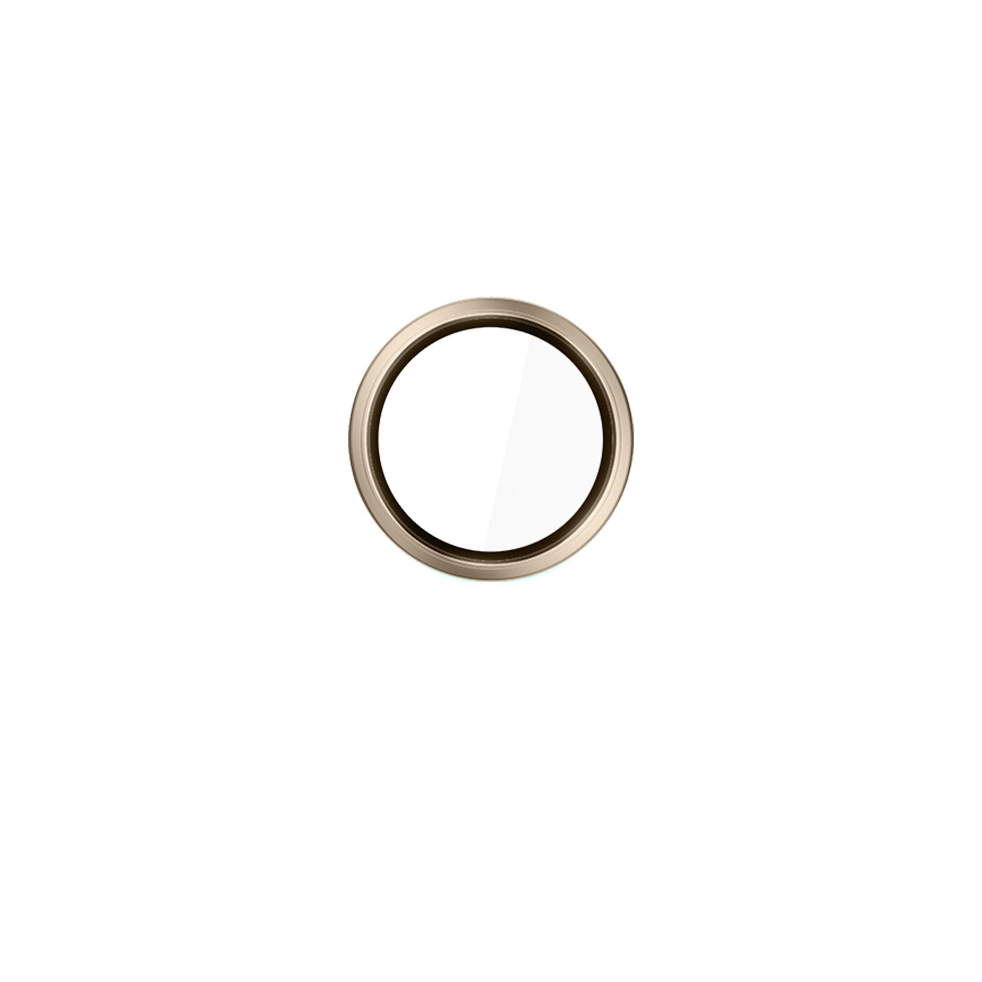 Un oggetto circolare con un anello dorato attorno a un vetro trasparente e circolare. Sfondo bianco.