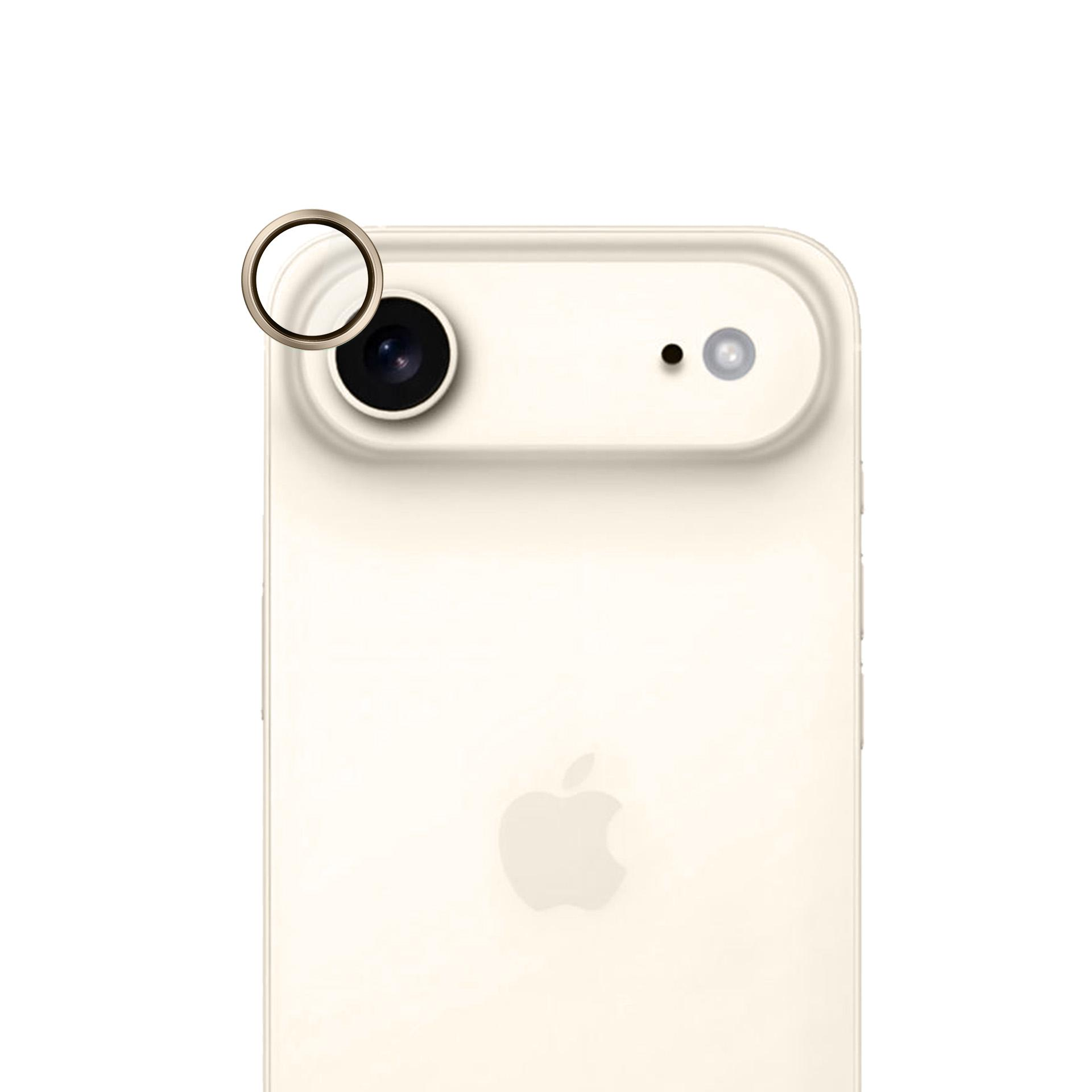 Primo piano del retro di un telefono color crema con obiettivo, flash e logo Apple. Dispone di un anello obiettivo dorato.