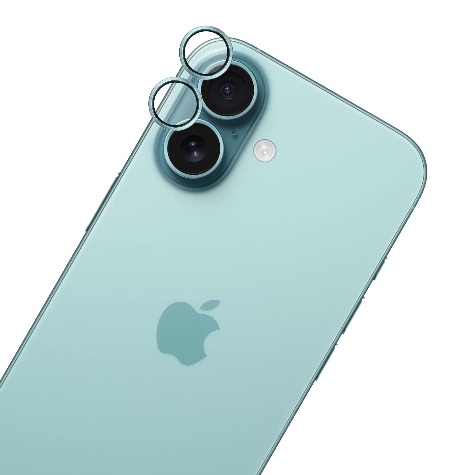 Zbliżenie turkusowego iPhone'a z trzema obiektywami i lampą błyskową. Widoczne jest logo Apple.