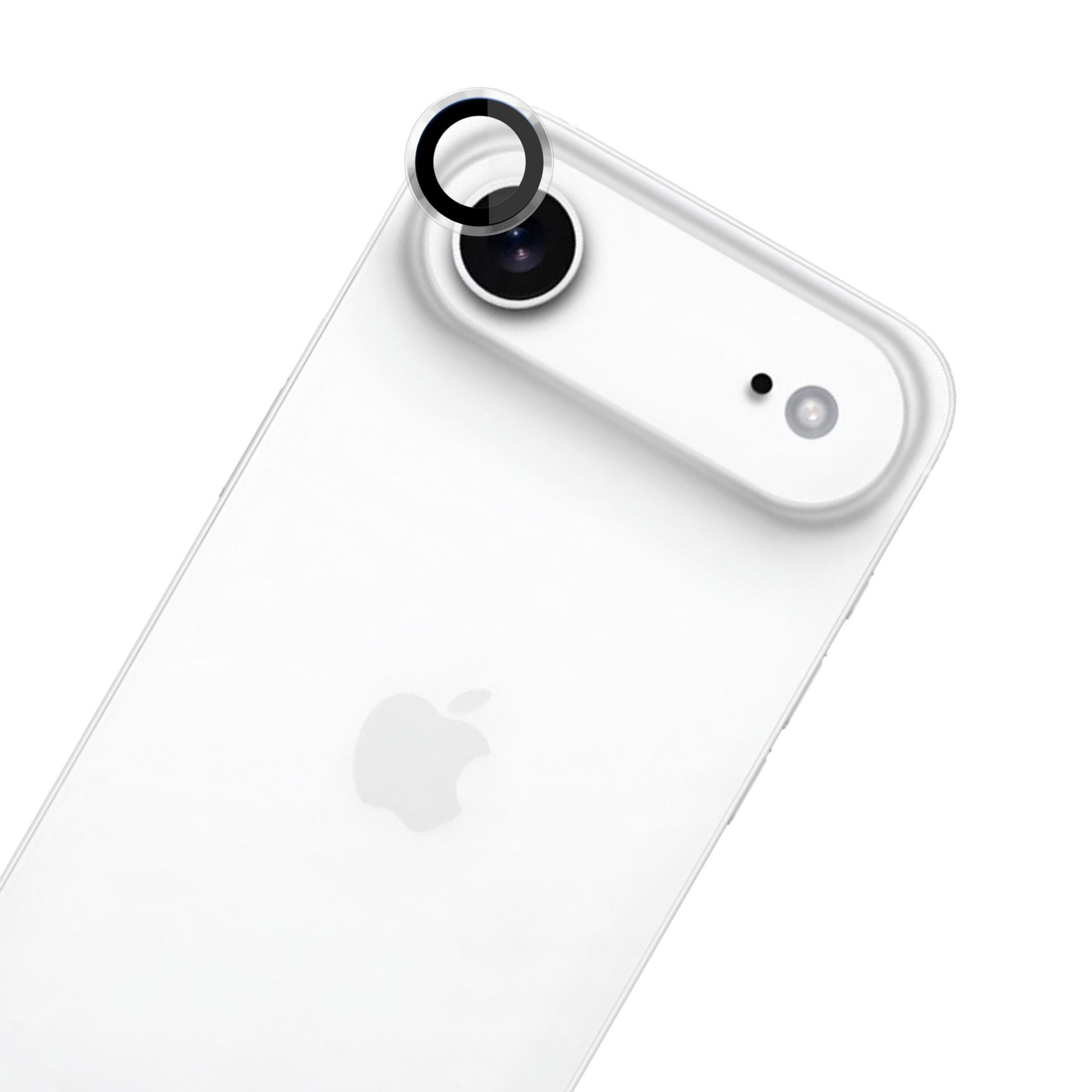 Biały tył telefonu z obiektywem aparatu i lampą błyskową. Widoczne logo Apple. Obiektyw ma czarny pierścień ochronny.