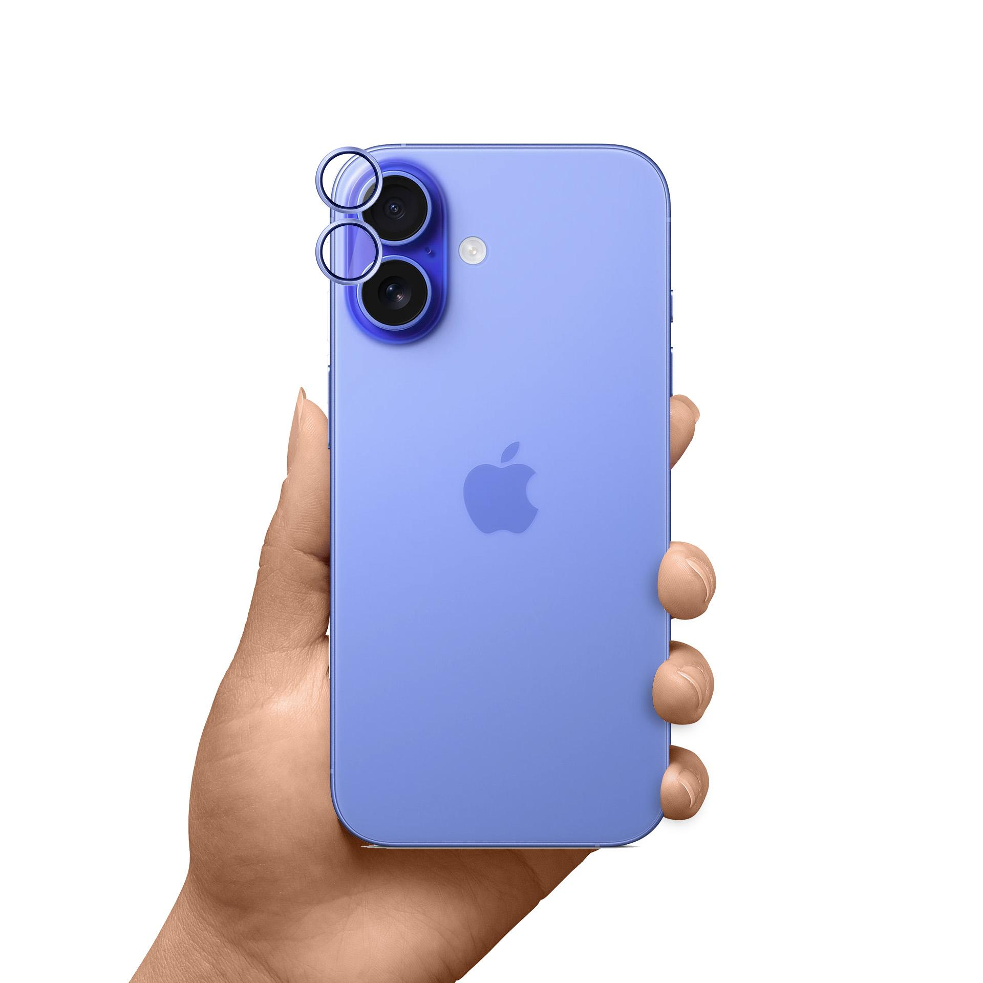 Una mano che tiene un iPhone blu. Il telefono ha tre lenti della fotocamera e un logo Apple. Sfondo bianco.