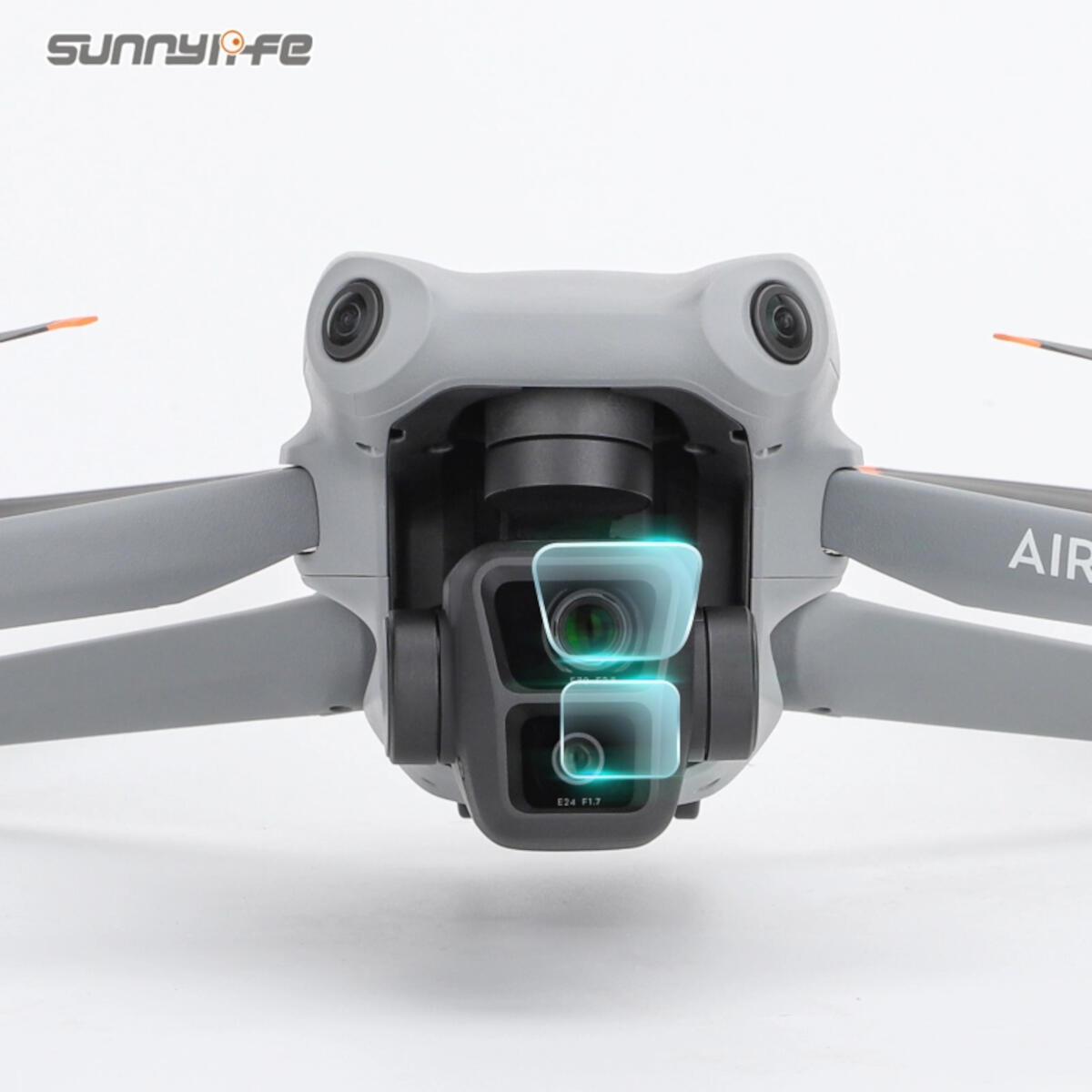 Een grijze drone met twee camera's en een beschermhoes staat centraal. De drone heeft propellers en het woord AIR is zichtbaar.