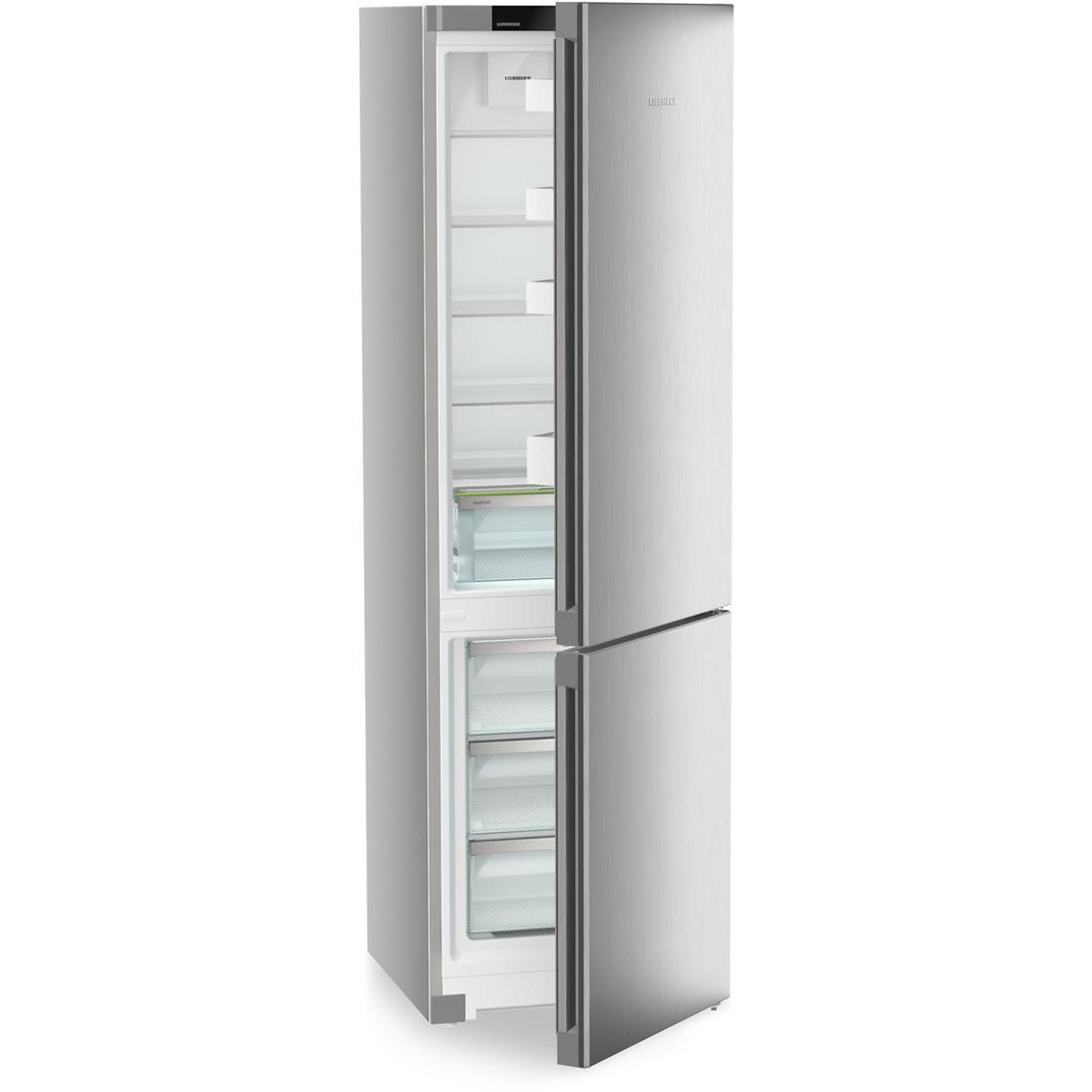 Un refrigerador de acero inoxidable con la puerta abierta, revelando estantes y cajones. La puerta está entreabierta.