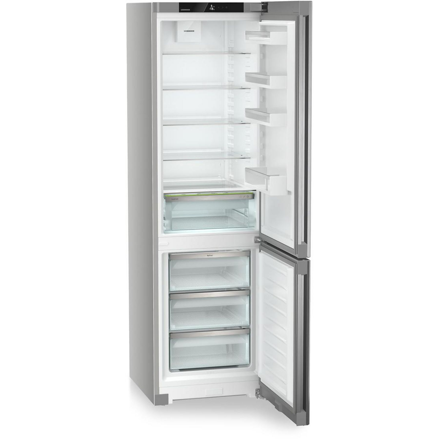 Un refrigerador plateado moderno con la puerta abierta, revelando estantes y cajones. El interior es blanco y limpio.