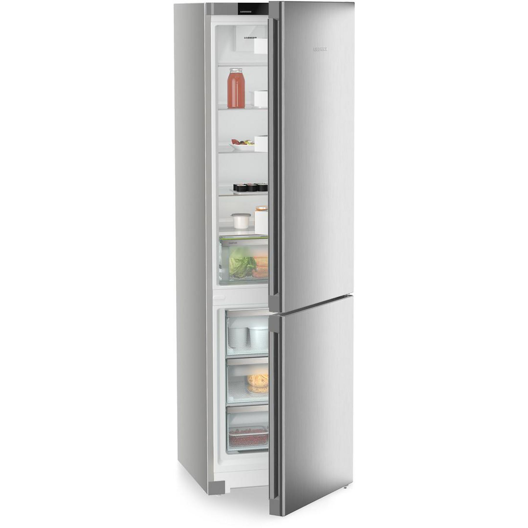 Un refrigerador de acero inoxidable con la puerta abierta, mostrando estantes con alimentos y otra puerta cerrada.