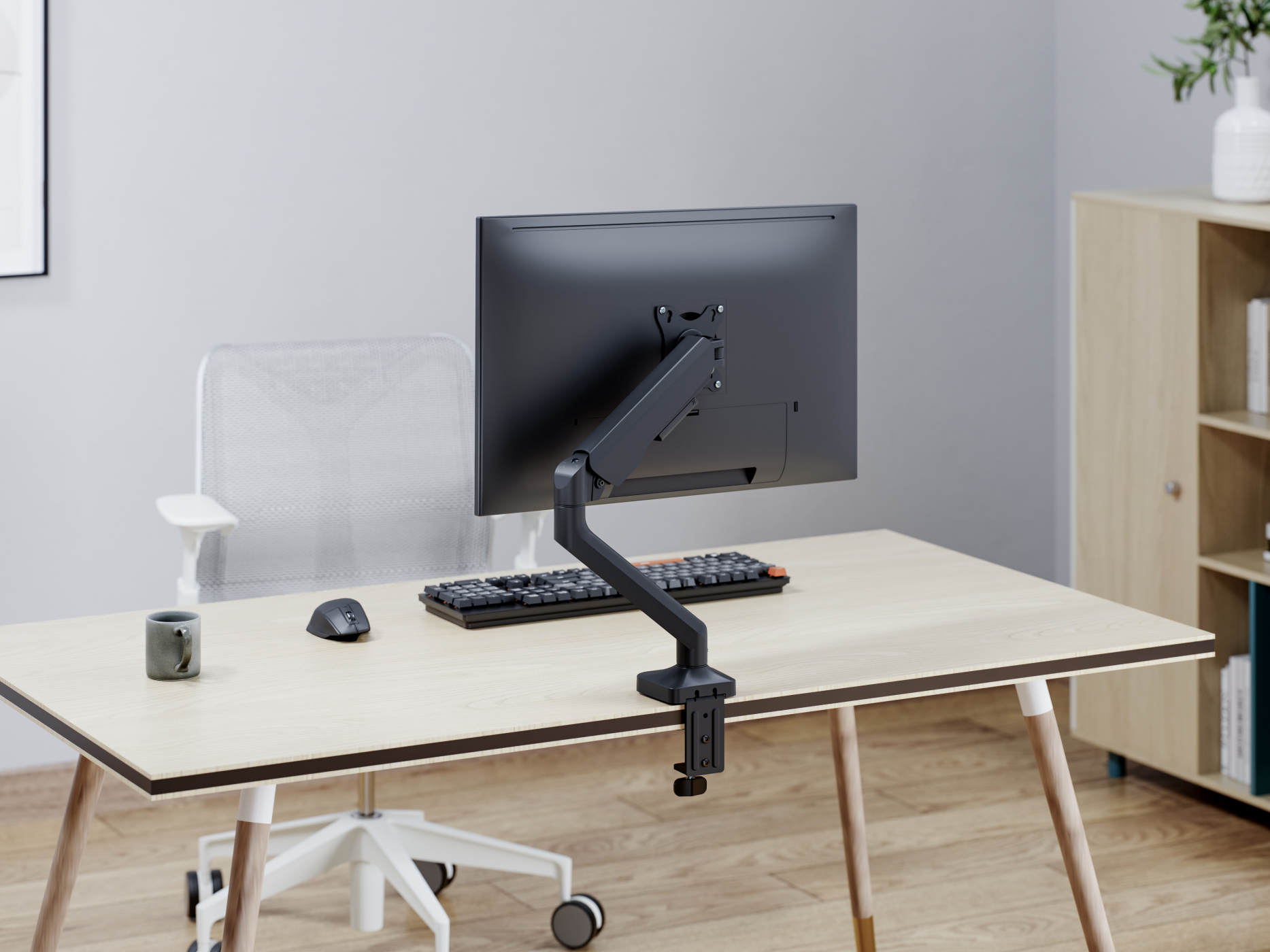 Kantooropstelling met monitor, toetsenbord, muis en een mok op een houten bureau. Een stoel en een kast op de achtergrond.