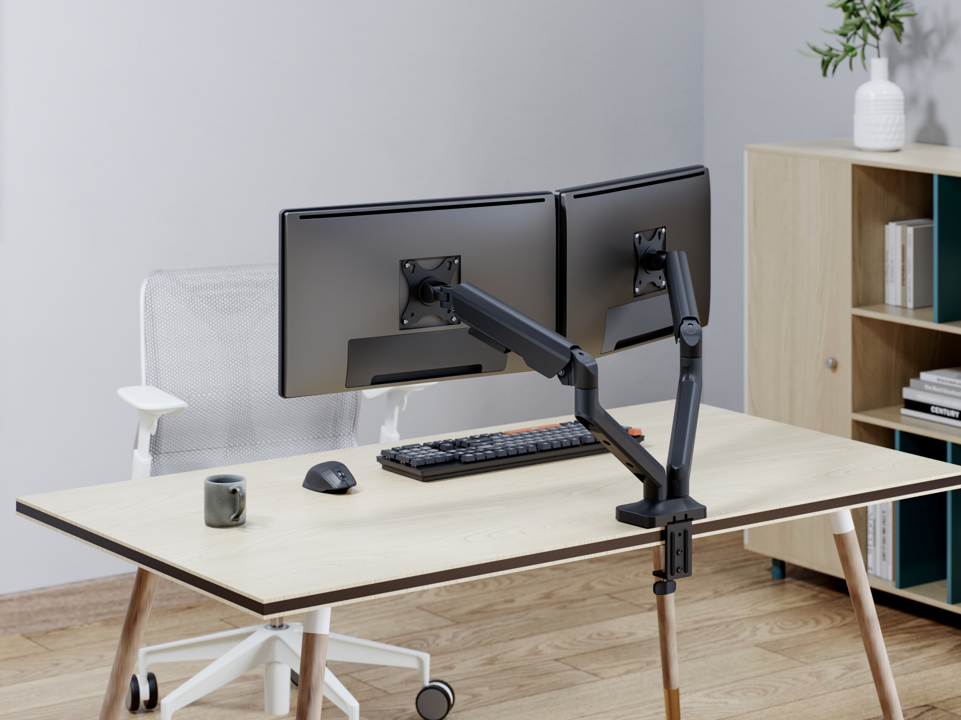 Een bureau met twee monitoren, toetsenbord en muis. Een mok staat op het bureau. Een witte stoel op de achtergrond.