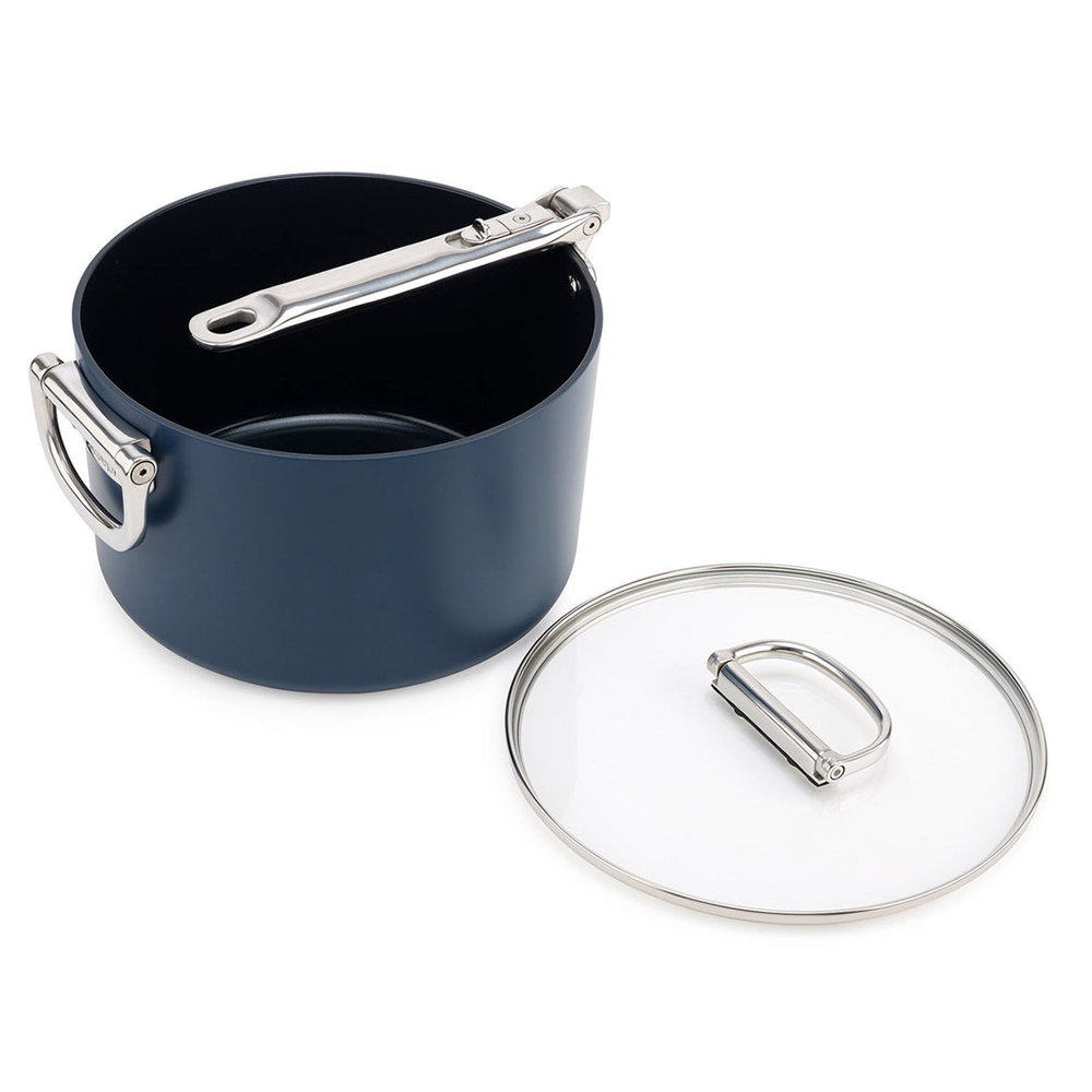 Koyu mavi bir tencere, kapak ve sap. Kapak, metal bir sapa sahiptir. Tencerenin iki kulpu ve metal bir sapı vardır.